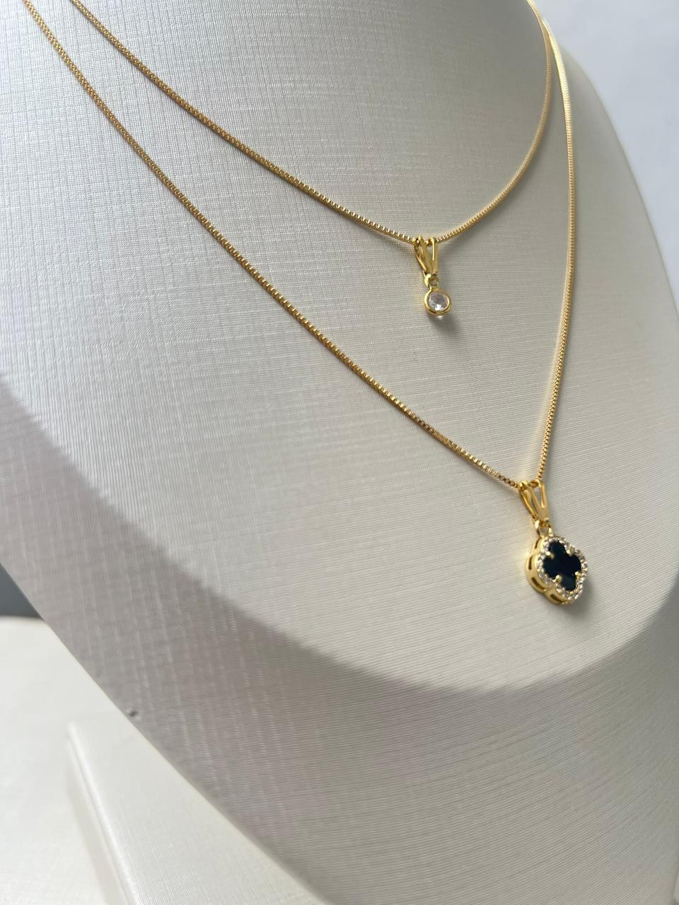 Colar duplo com pingente preto cravejada de zircônia