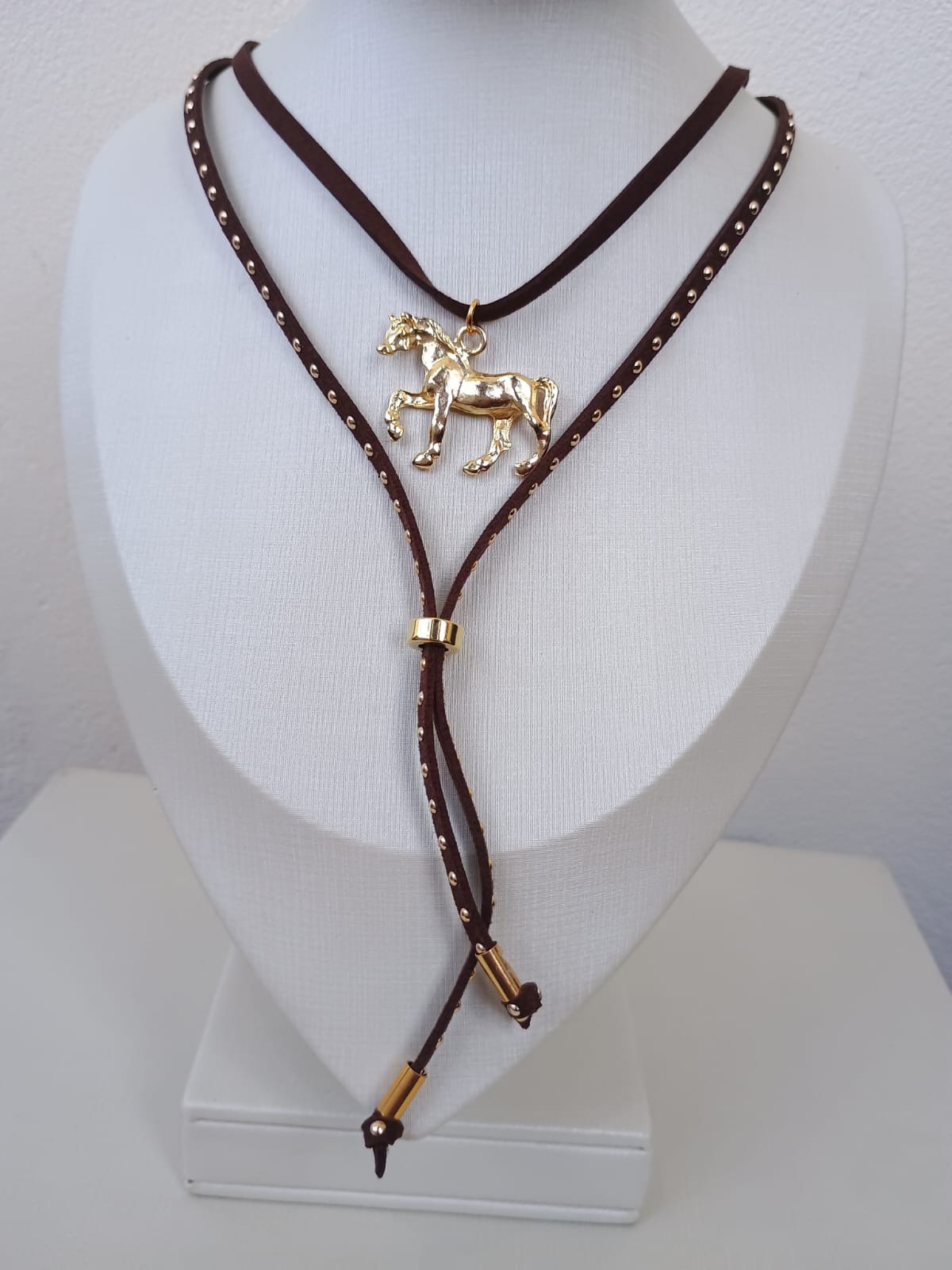 Colar country com cavalo em estilo barroco