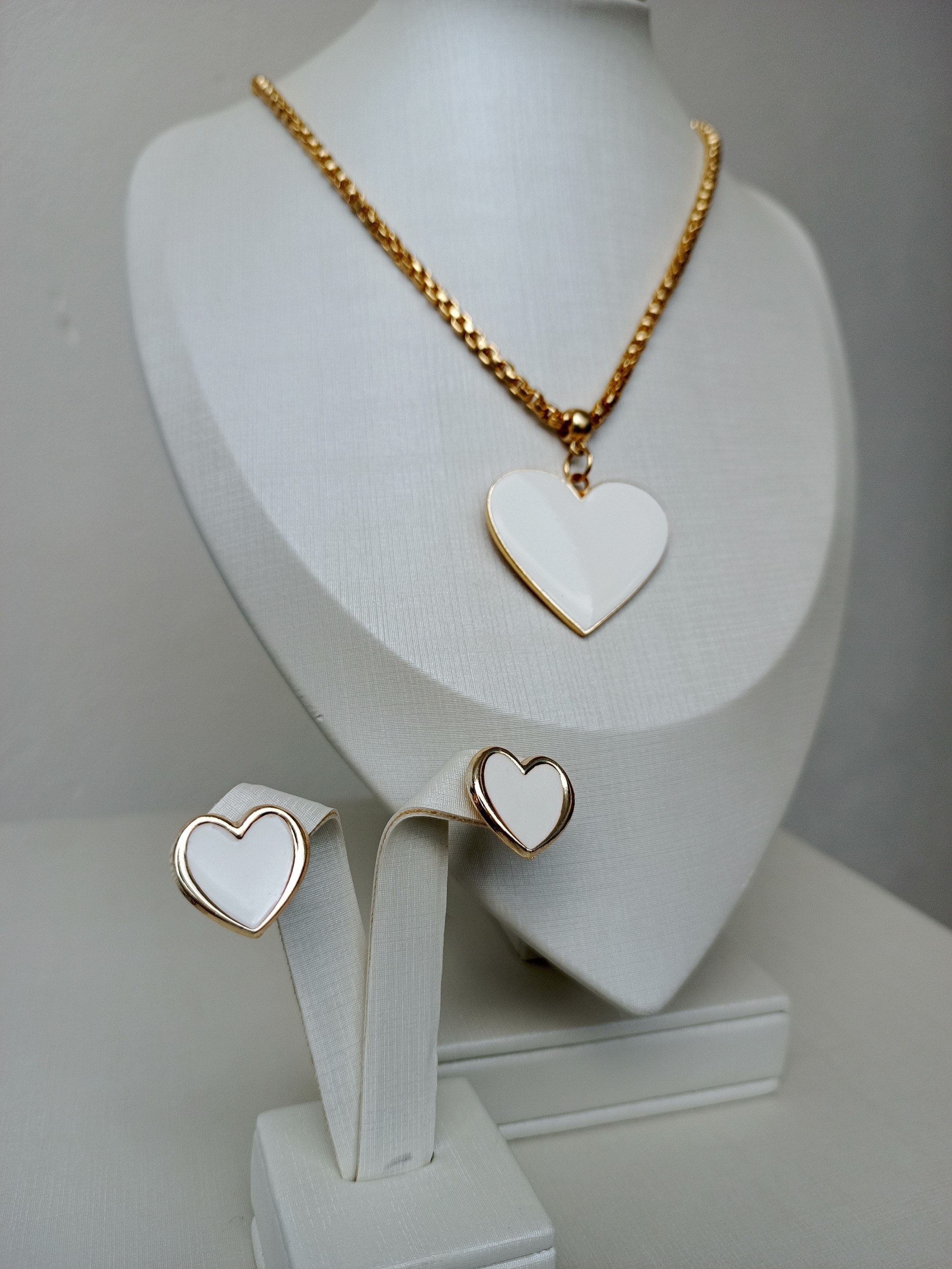 Conjunto correntaria dourado de coração resinado