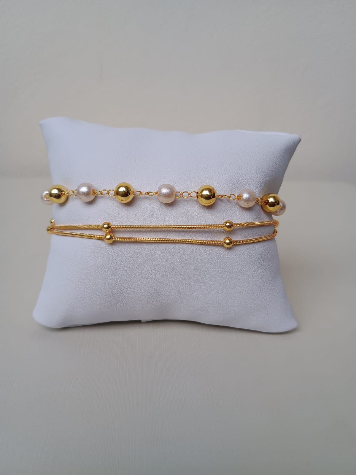 Trio de pulseiras com bolinhas