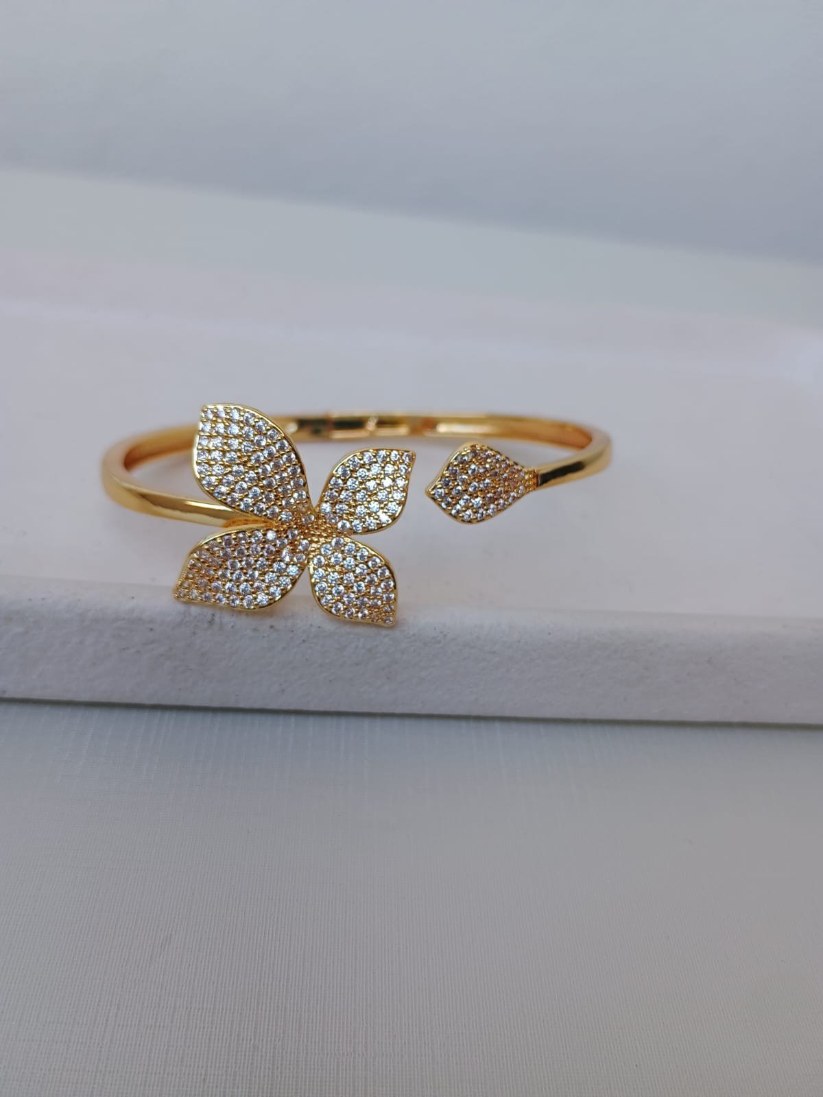 Bracelete com flor e folha