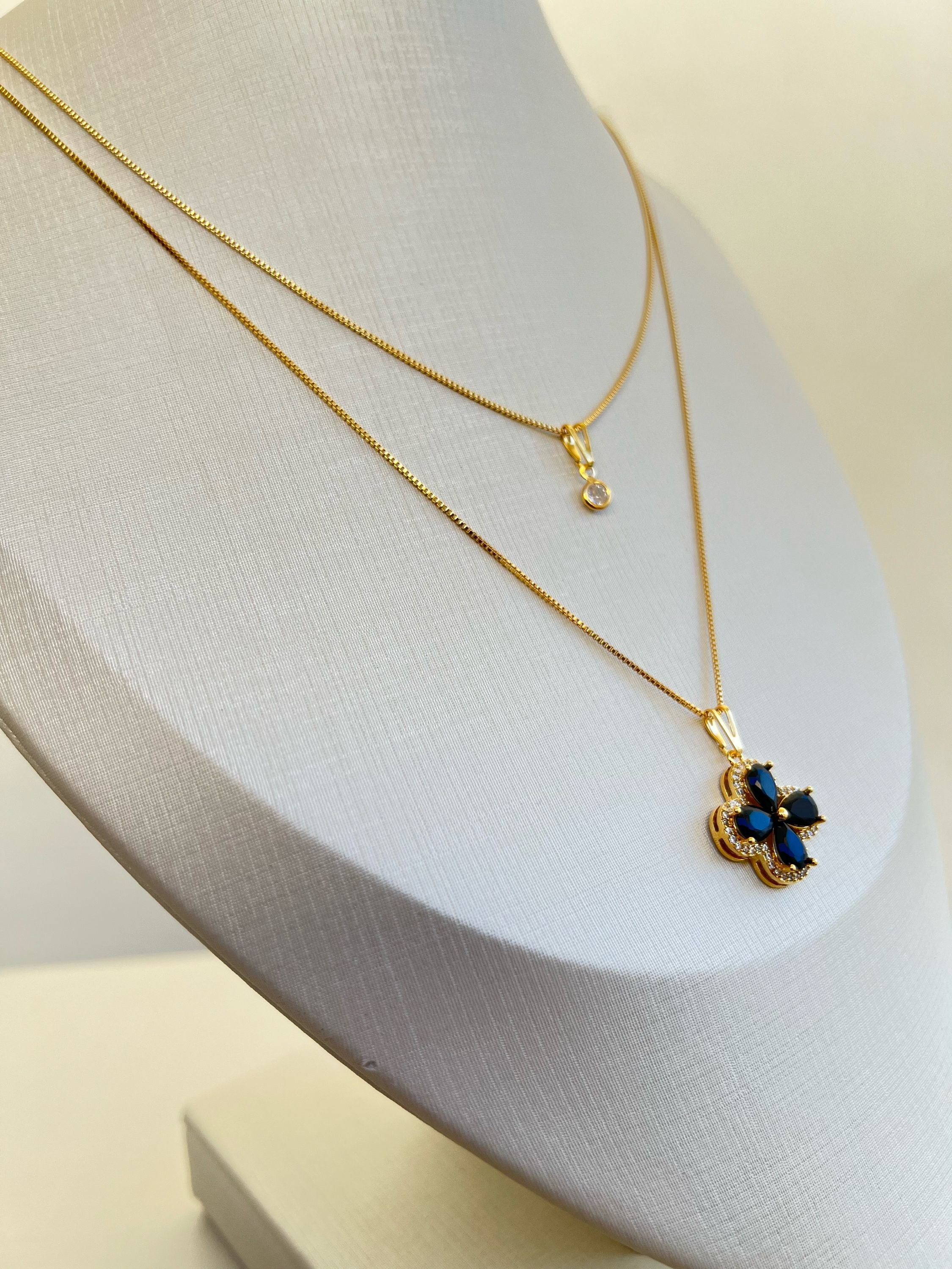 Colar duplo pingente trevo