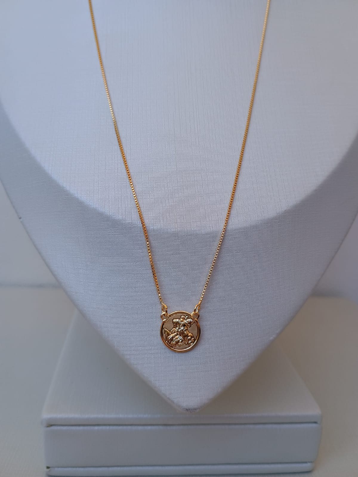 Colar com medalhão de São Jorge