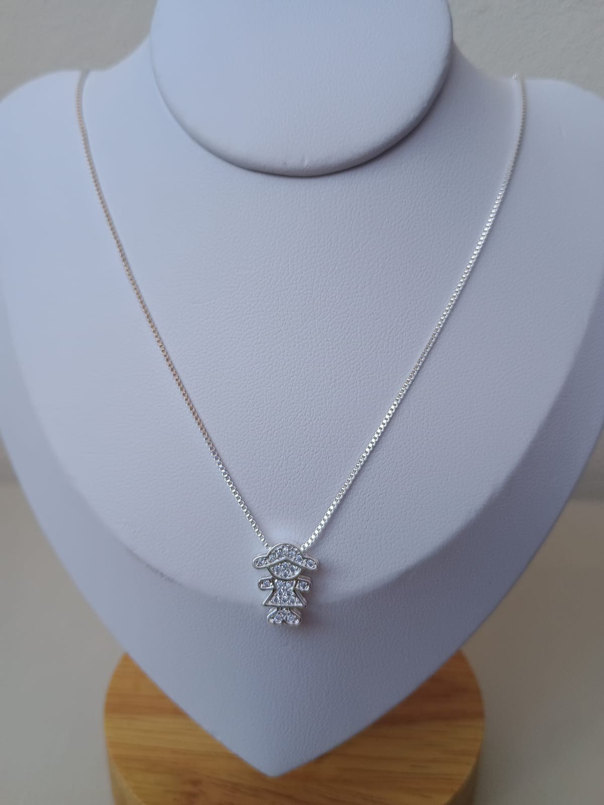 Colar com pingente de menina cravejada