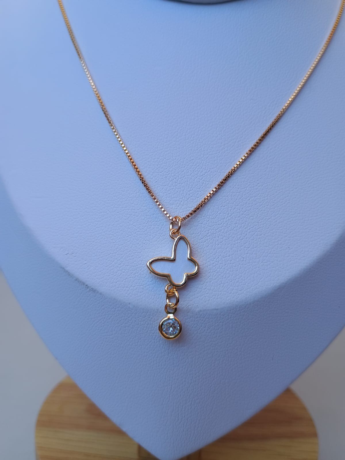 Colar com pingente delicado com borboleta e ponto de luz