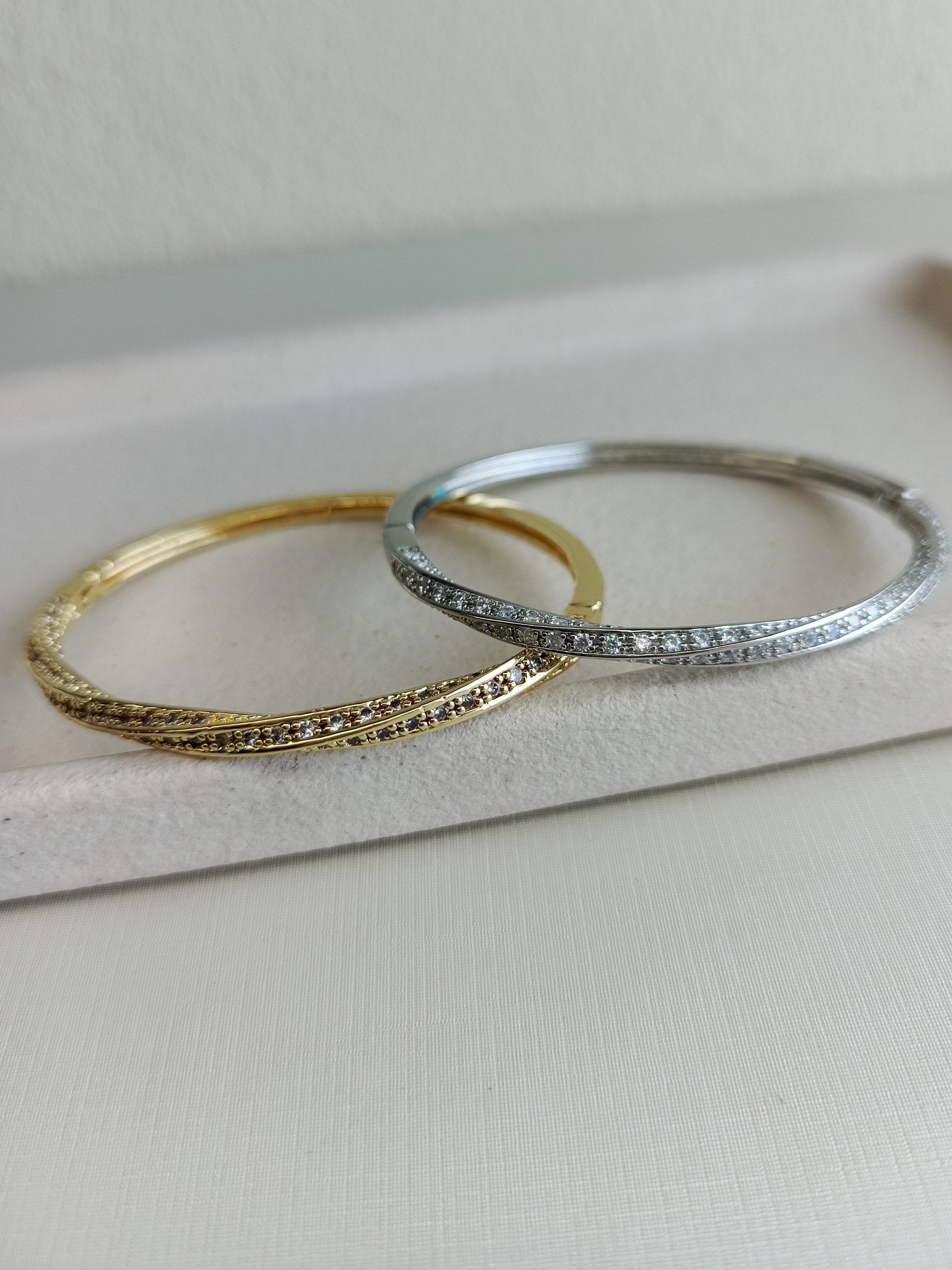 Bracelete delicado cravejado com zircônias