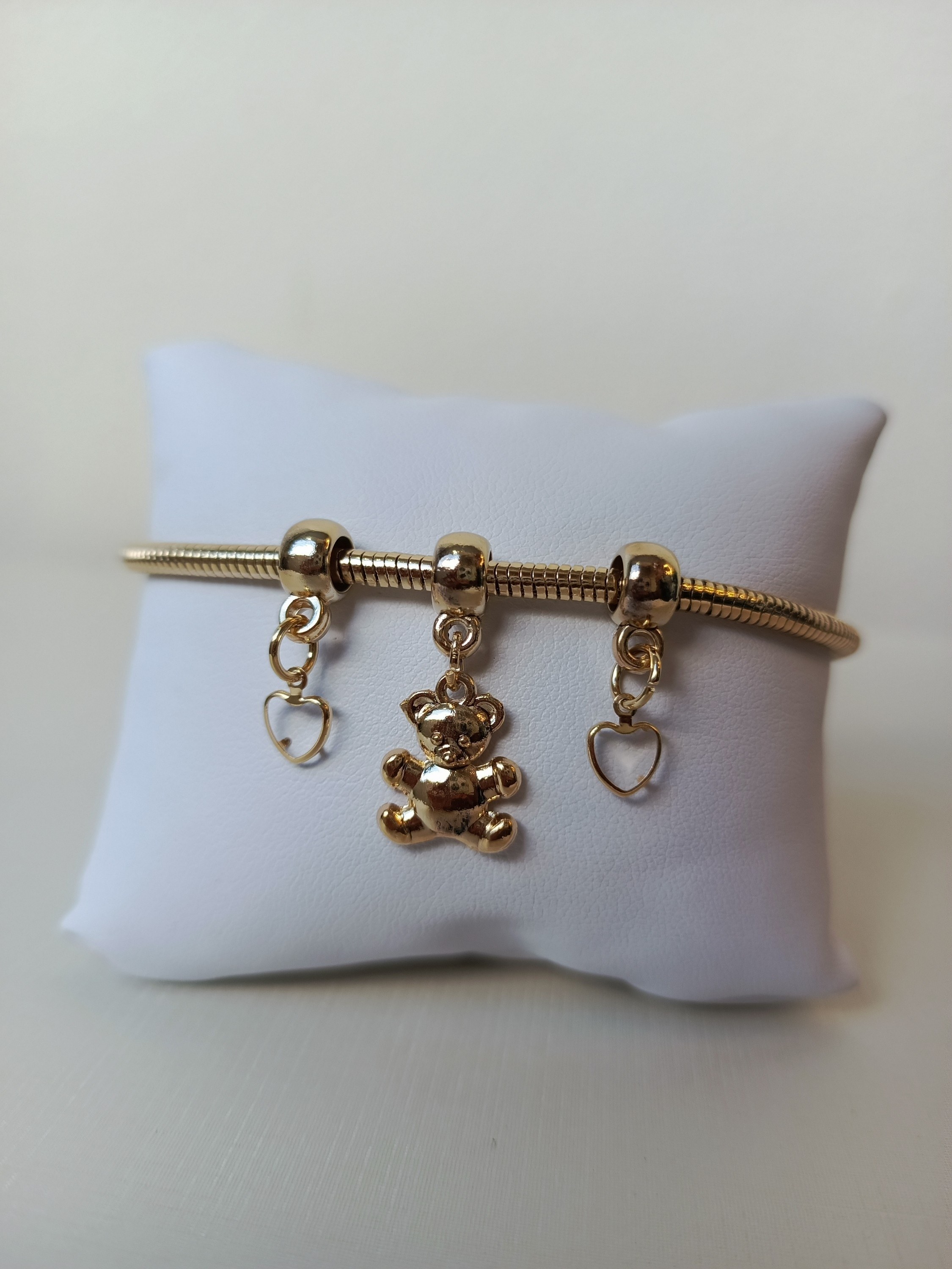 Pulseira com pingente de ursinho e corações