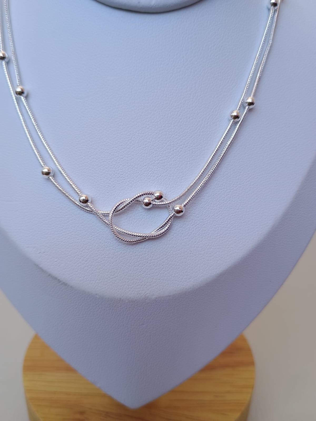 Colar com nó e bolinhas