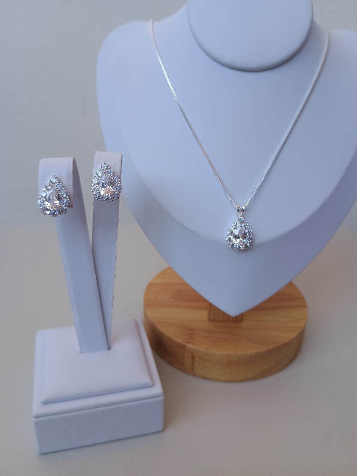 Conjunto de gota cravejada com zircônias