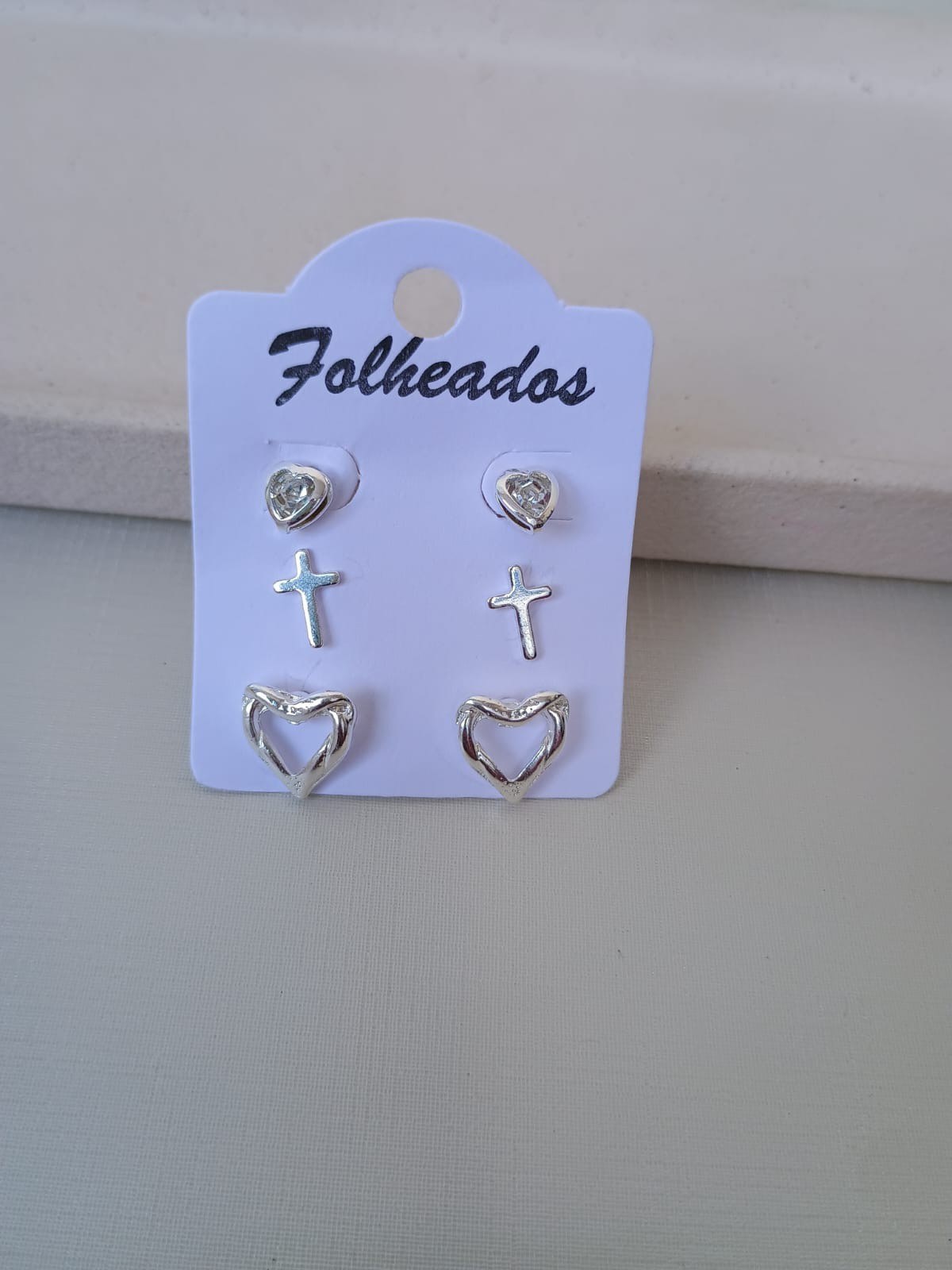 Trio de brincos com corações e Cruz