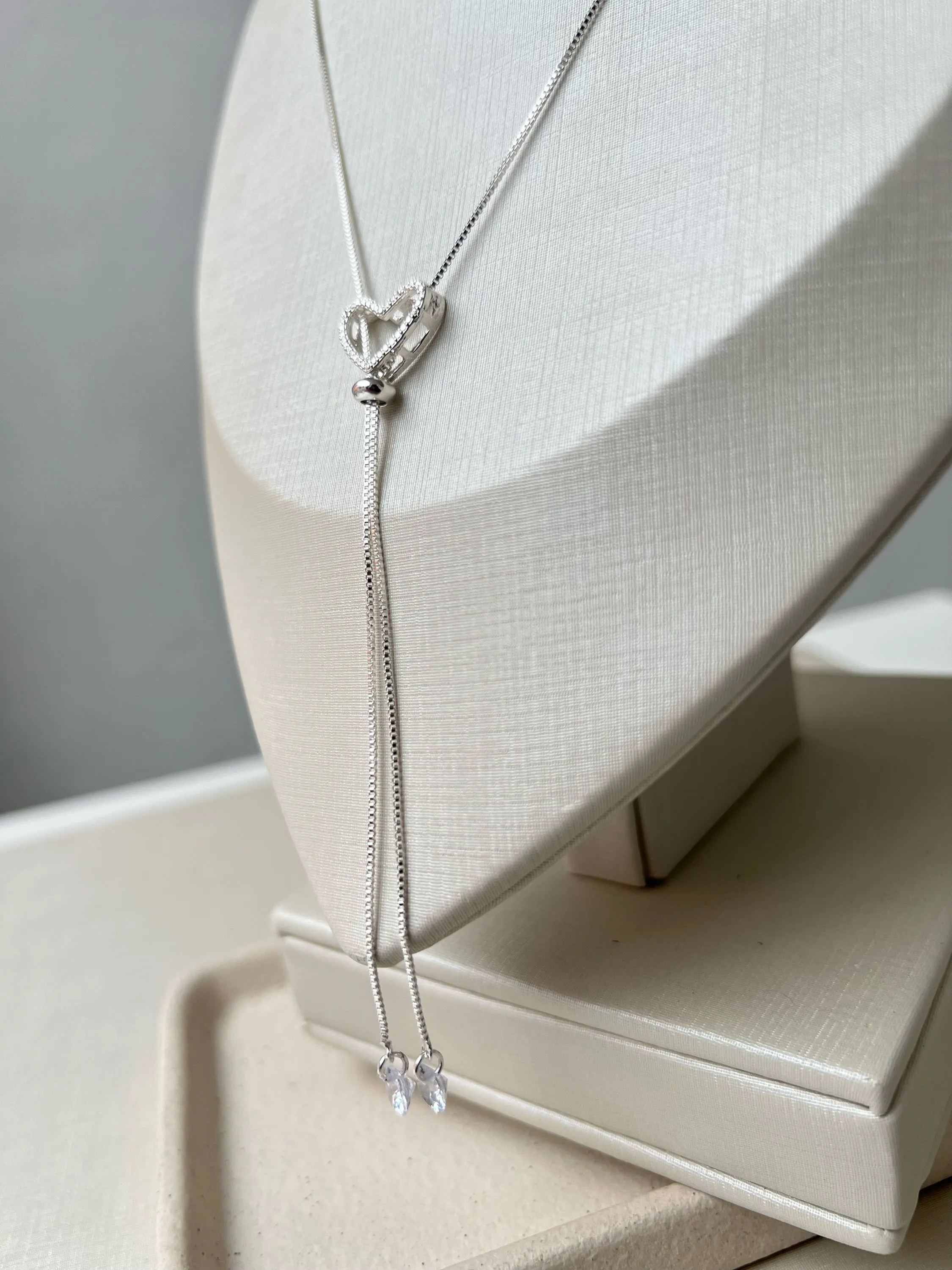 Colar gravatinha pingente coração