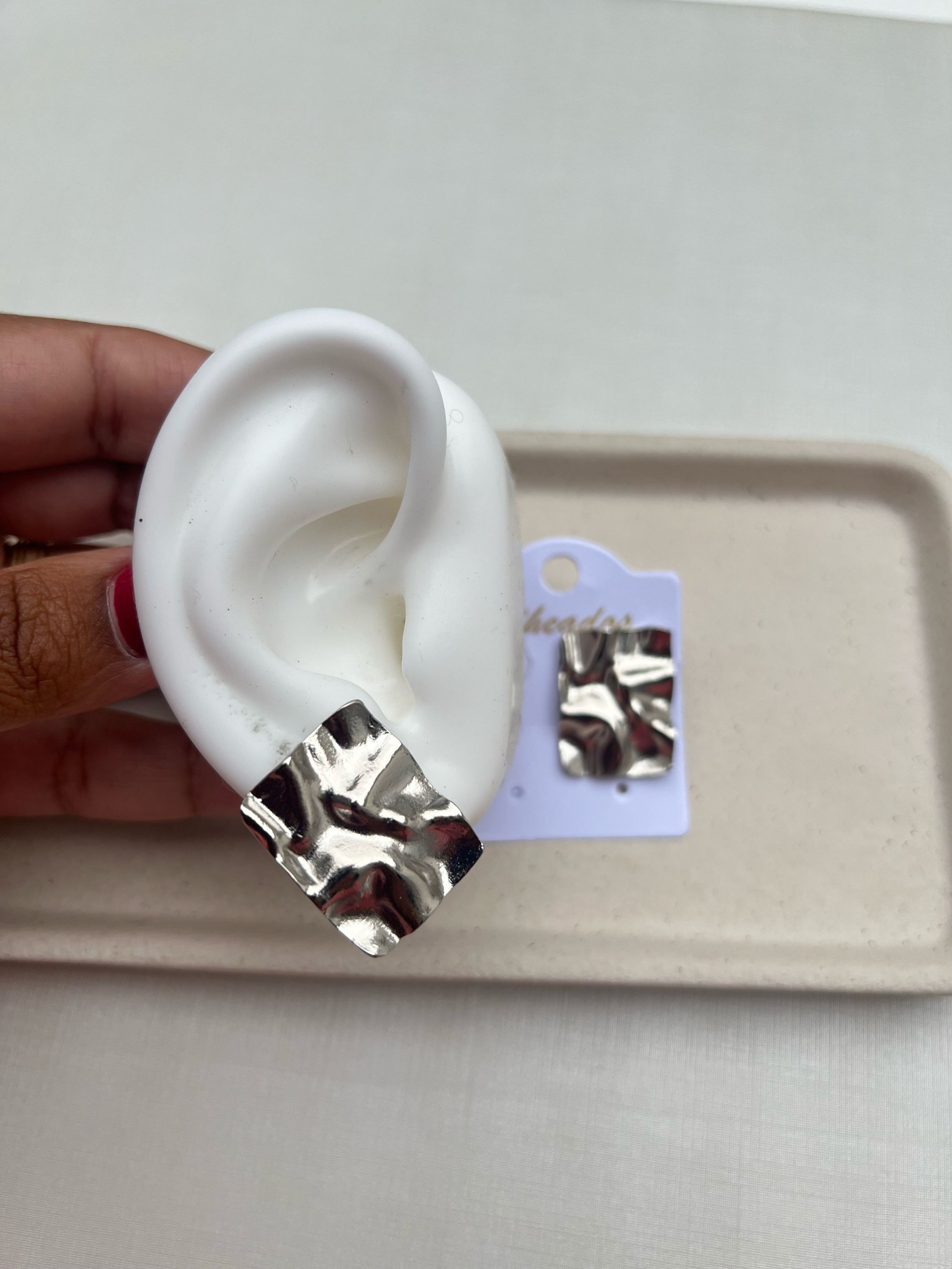 Brinco quadrado texturizado