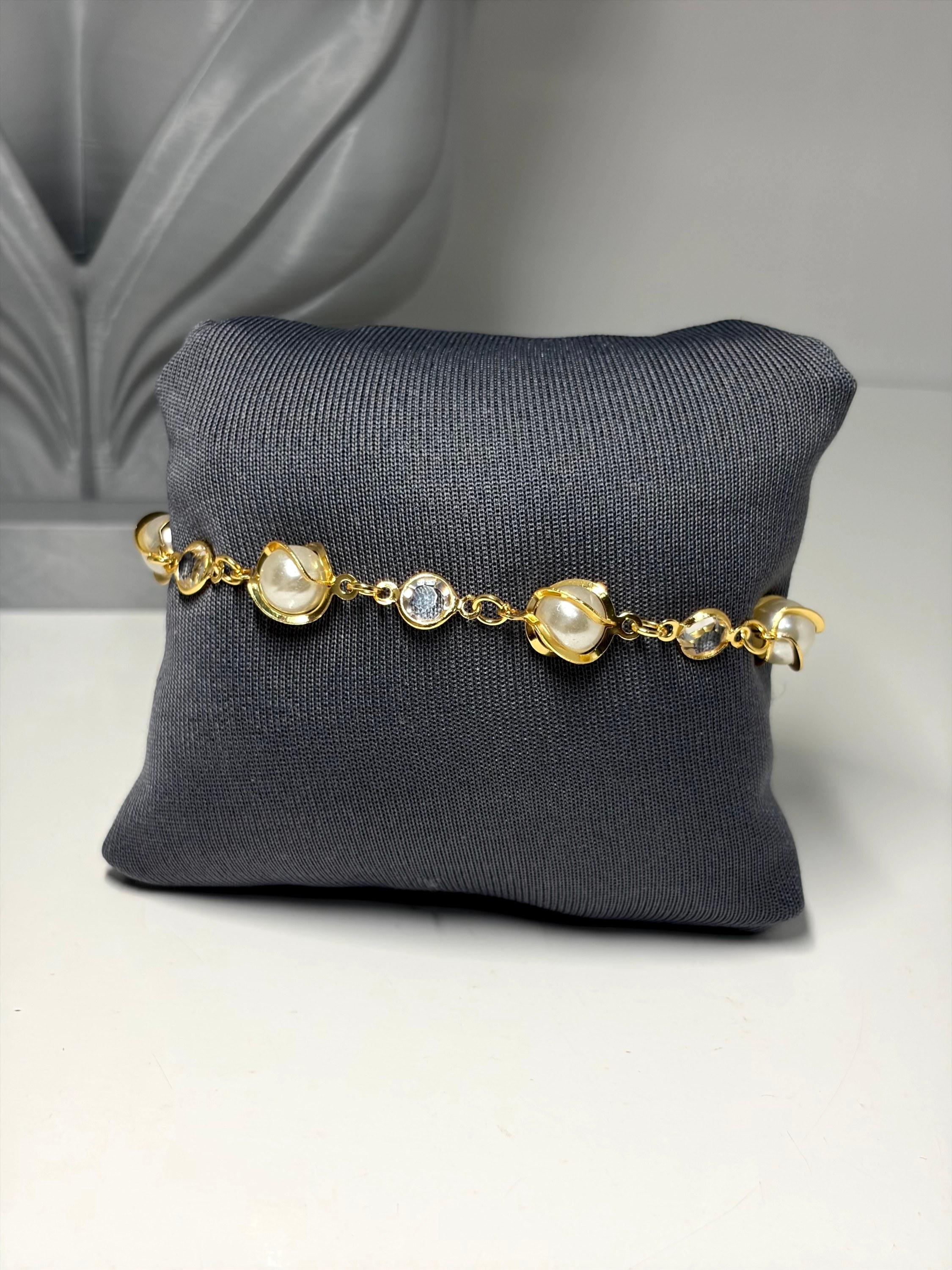 Pulseiras com pérolas em esferas