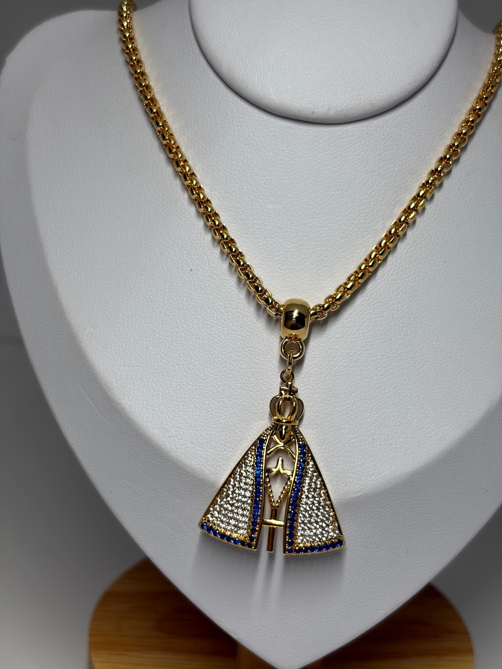 Correntaria com pingente de nossa senhora