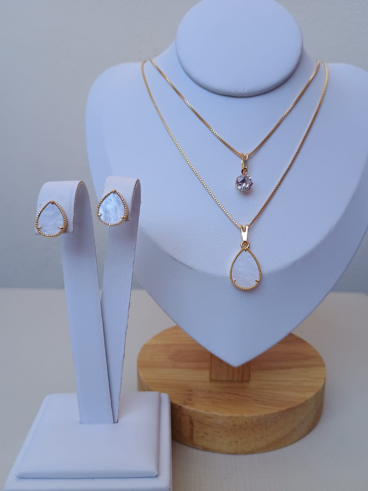 Conjunto com gota branca e ponto de luz