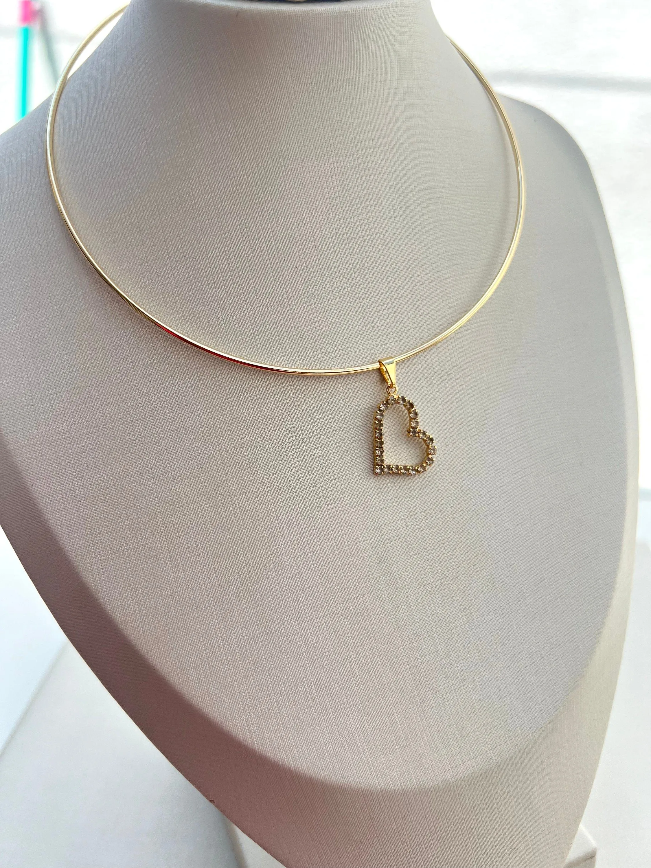 Choker aro com pingente de coração strass