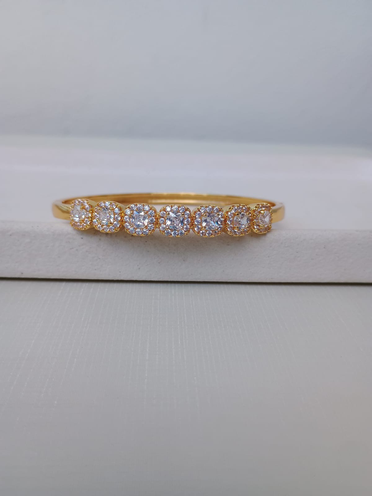 Bracelete com zircônias cúbicas