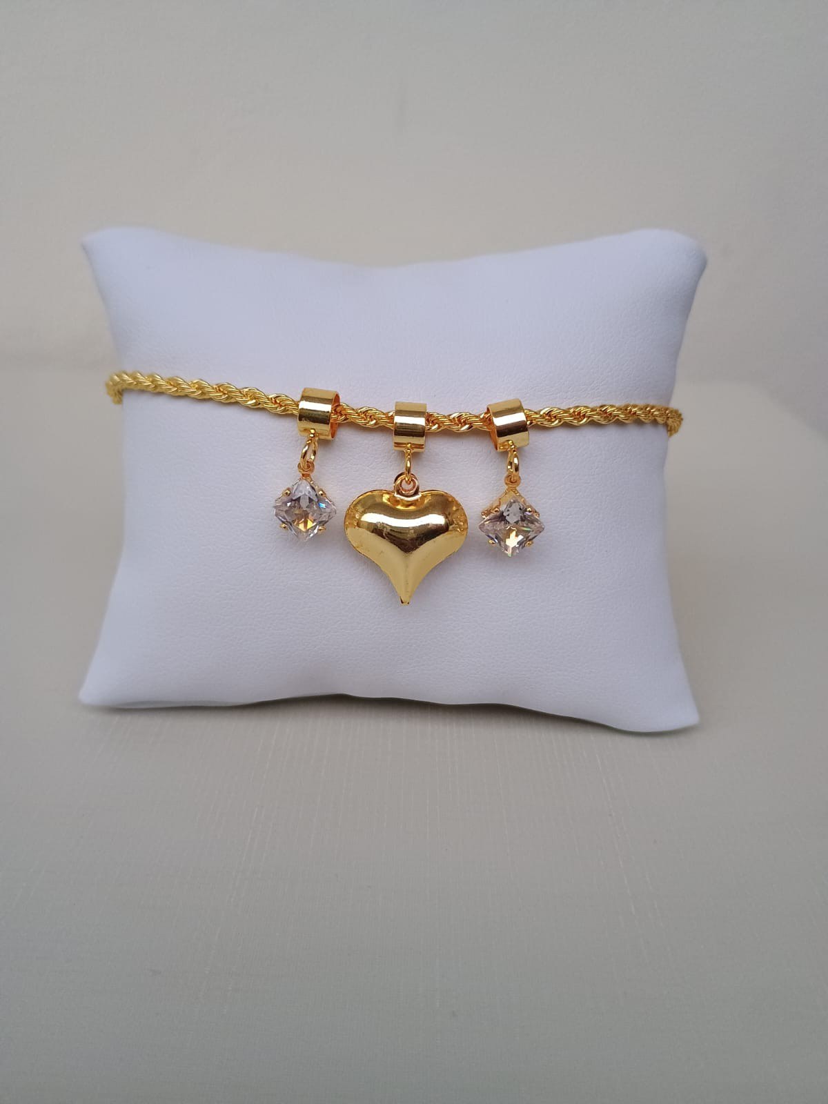 Pulseira com pingente de coração e pontos de luz