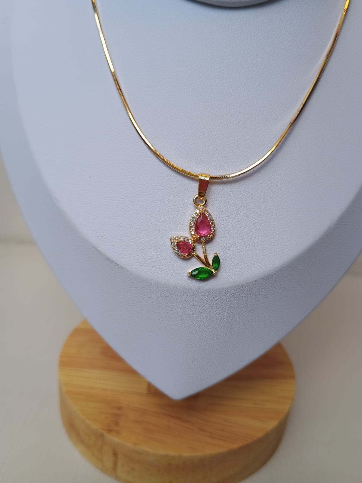 Colar com pingente de flor com zircônias coloridas