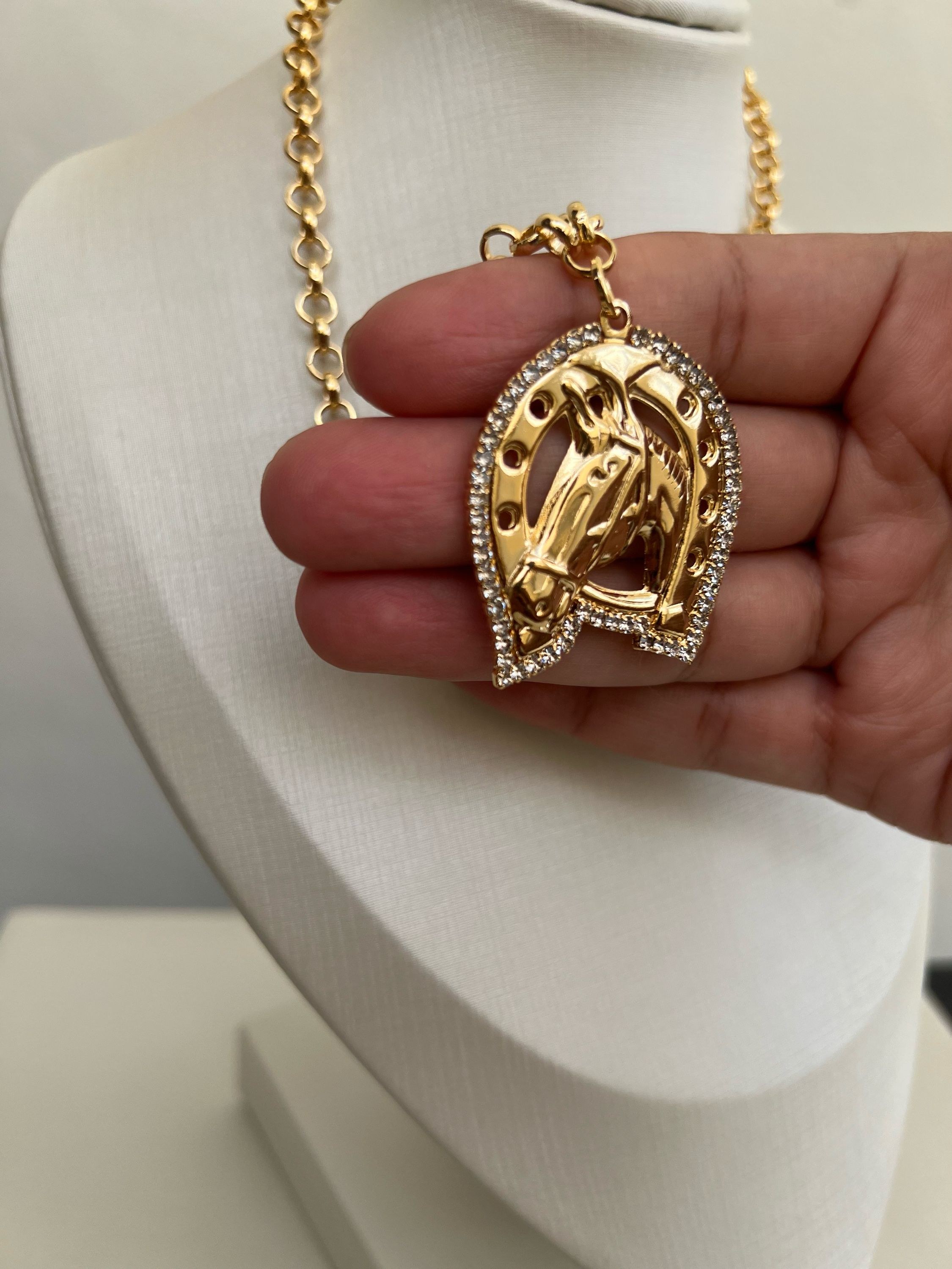 Colar corretaria pingente ferradura