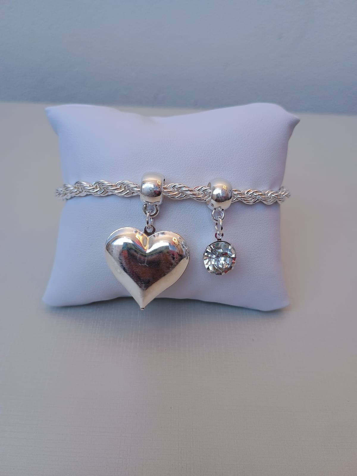 Pulseira correntaria com pingente de coração e ponto de luz