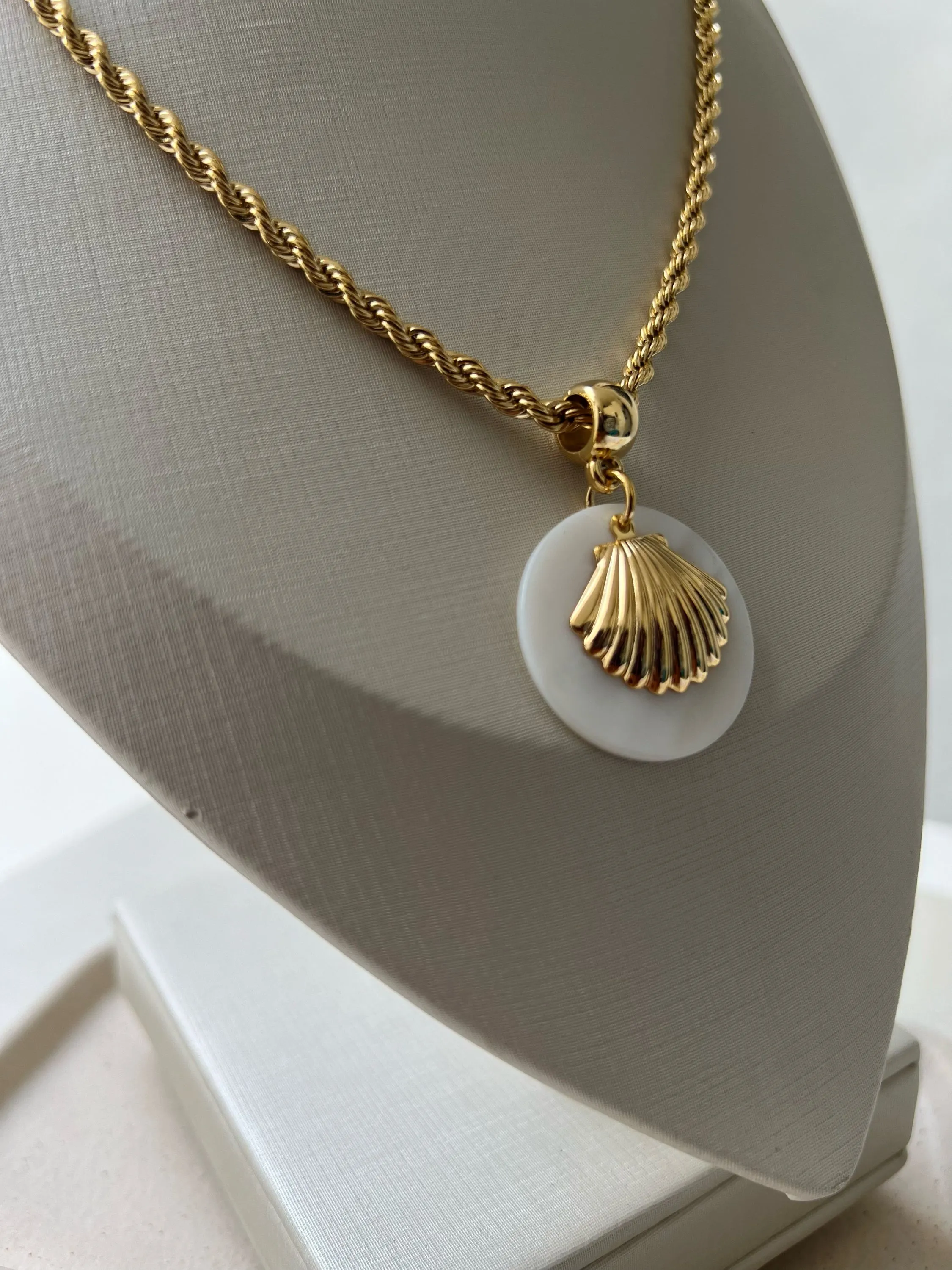 Colar pingente concha