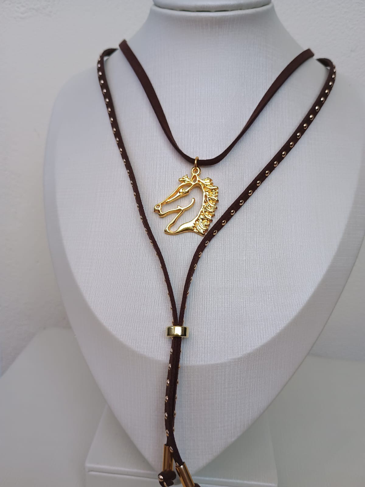 Colar country com cabeça de cavalo vazado