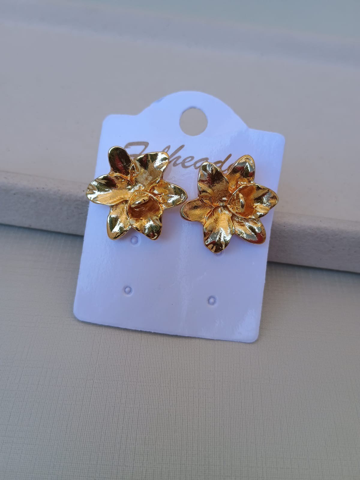 Brinco de flor detalhado