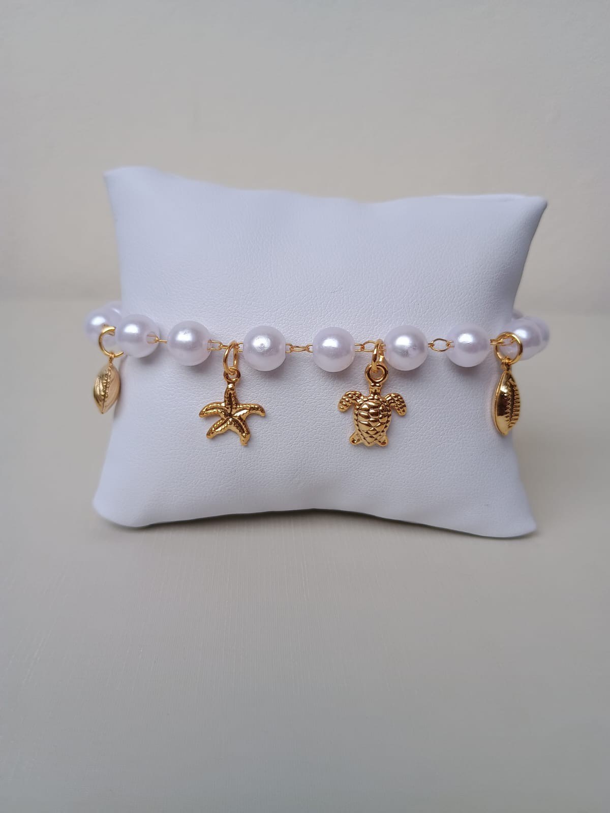 Pulseira com pérolas e pingentes de praia