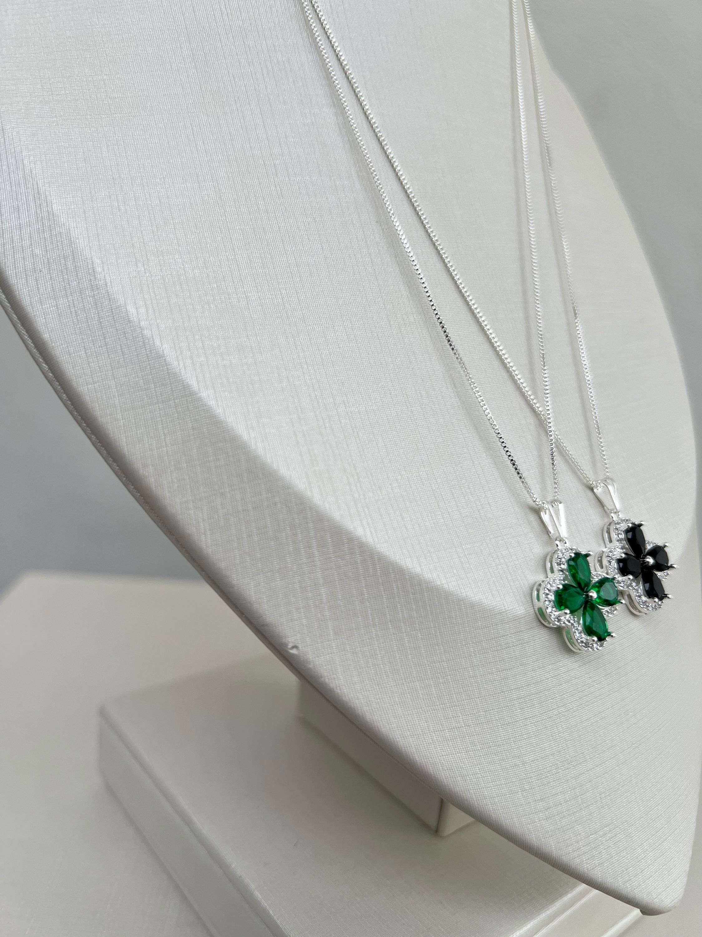 Colar trevo cravejado pedra em zircônia