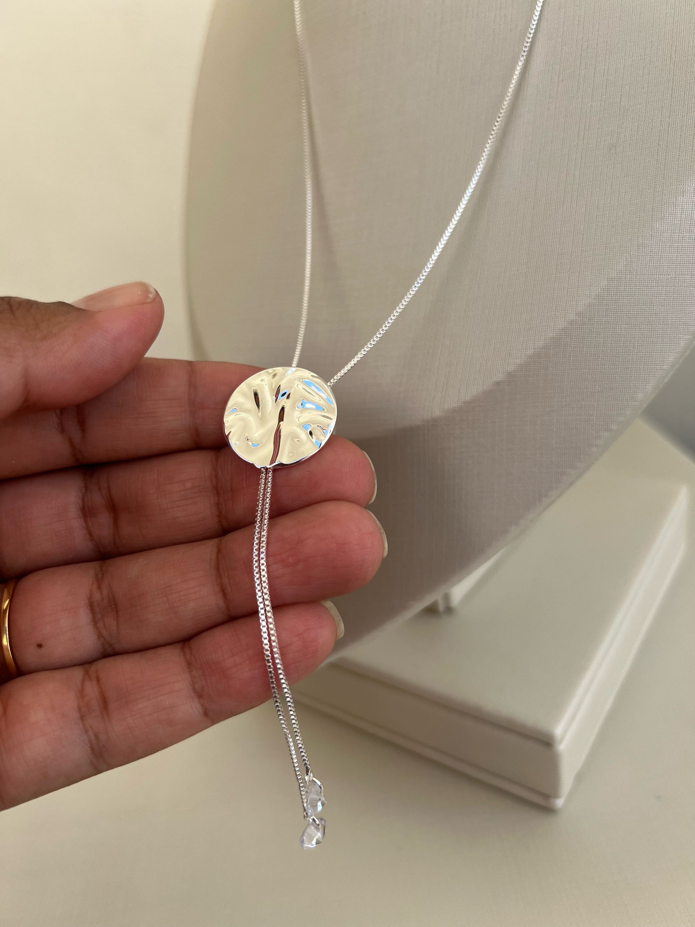 Colar gravata com detalhe botão