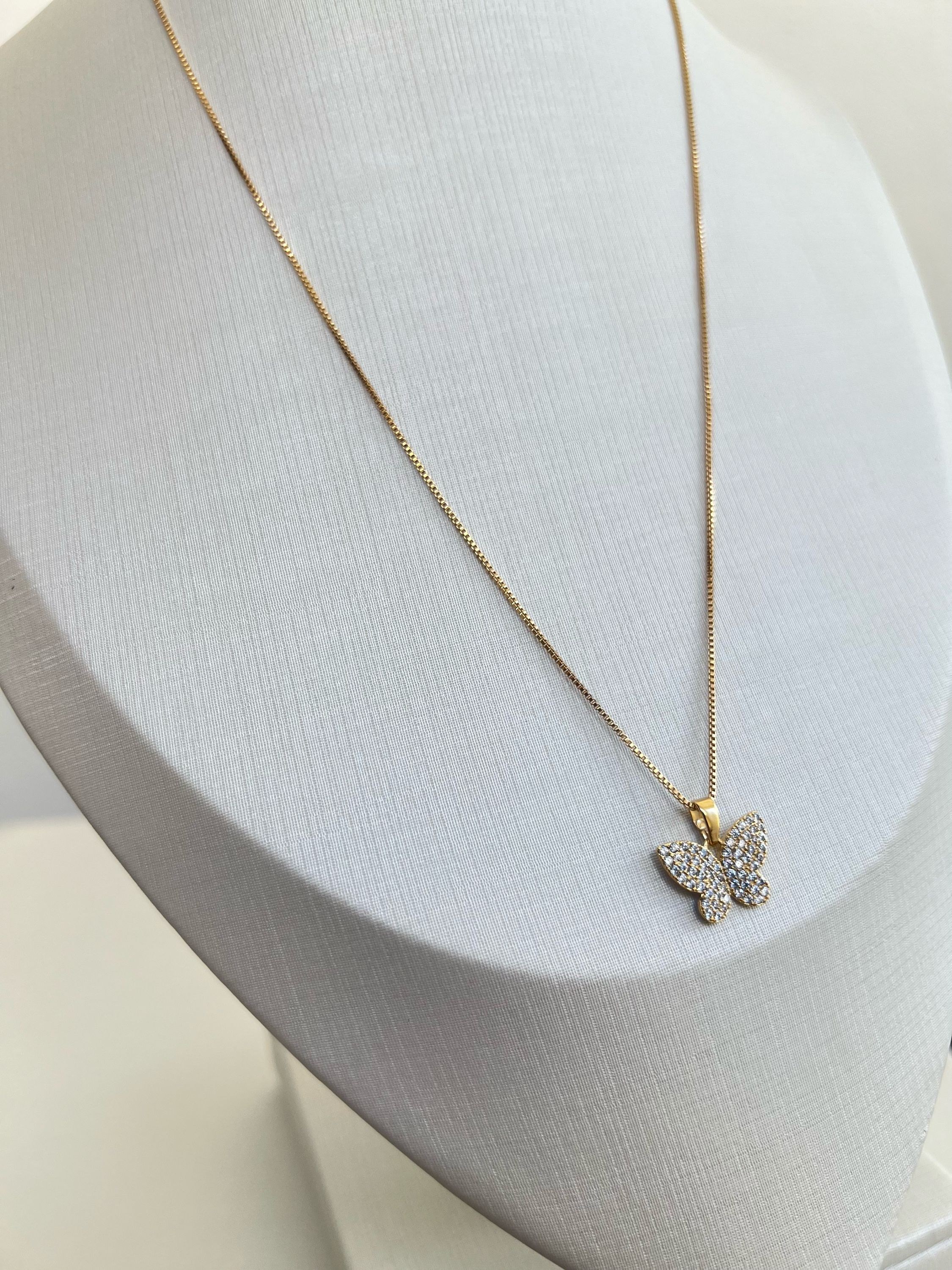 Colar pingente borboleta cravejado de strass