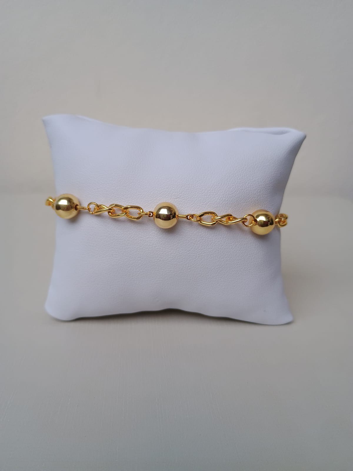 Pulseira com bolinhas douradas