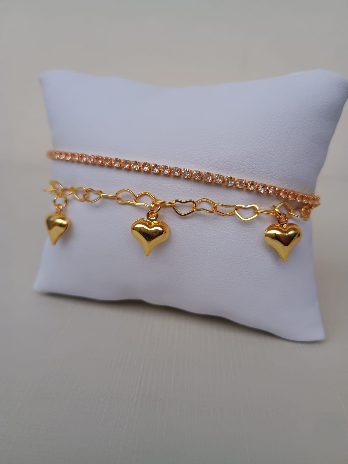 Pulseira dupla com corações e strass