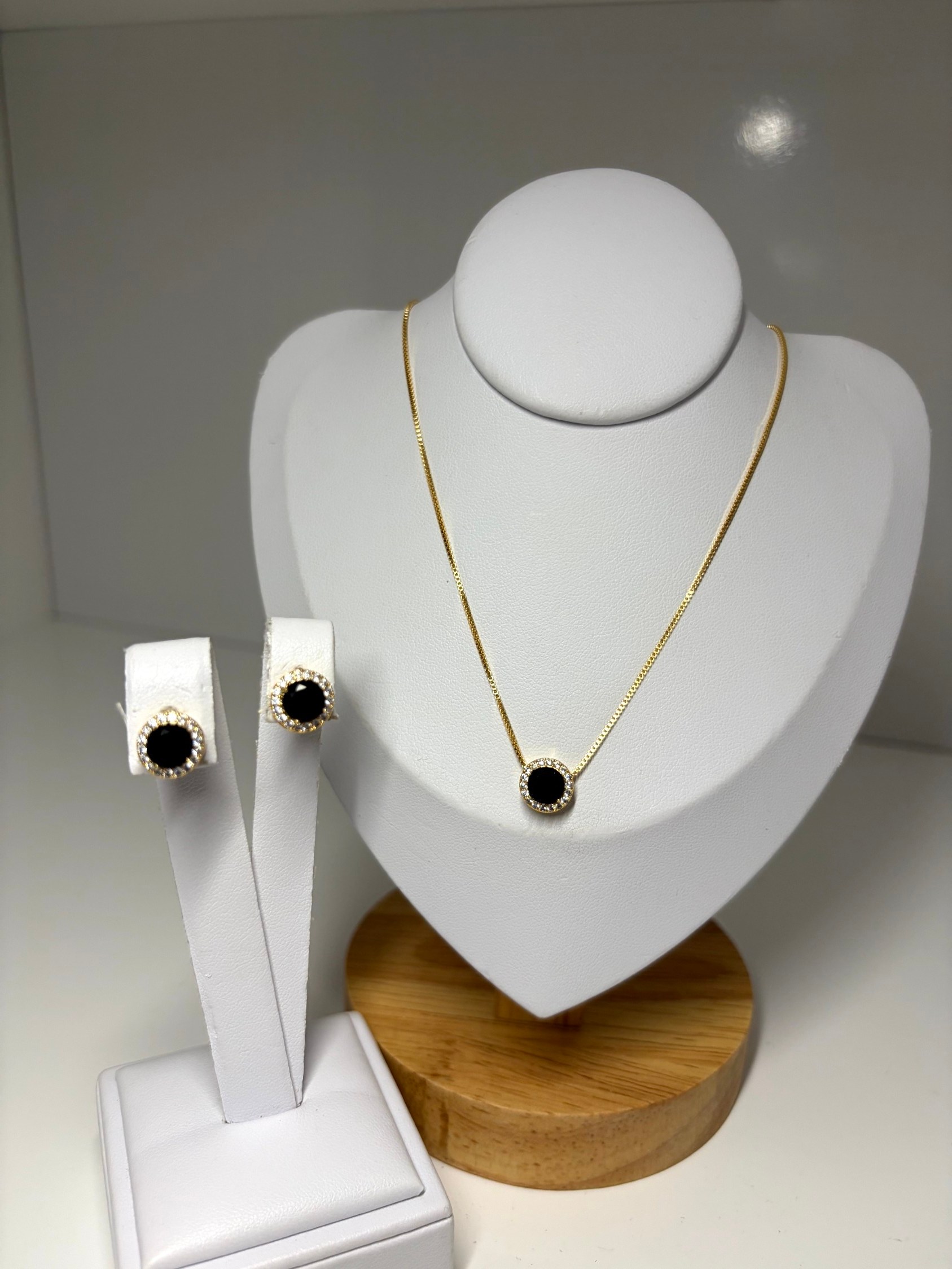 Colar com pingente preto