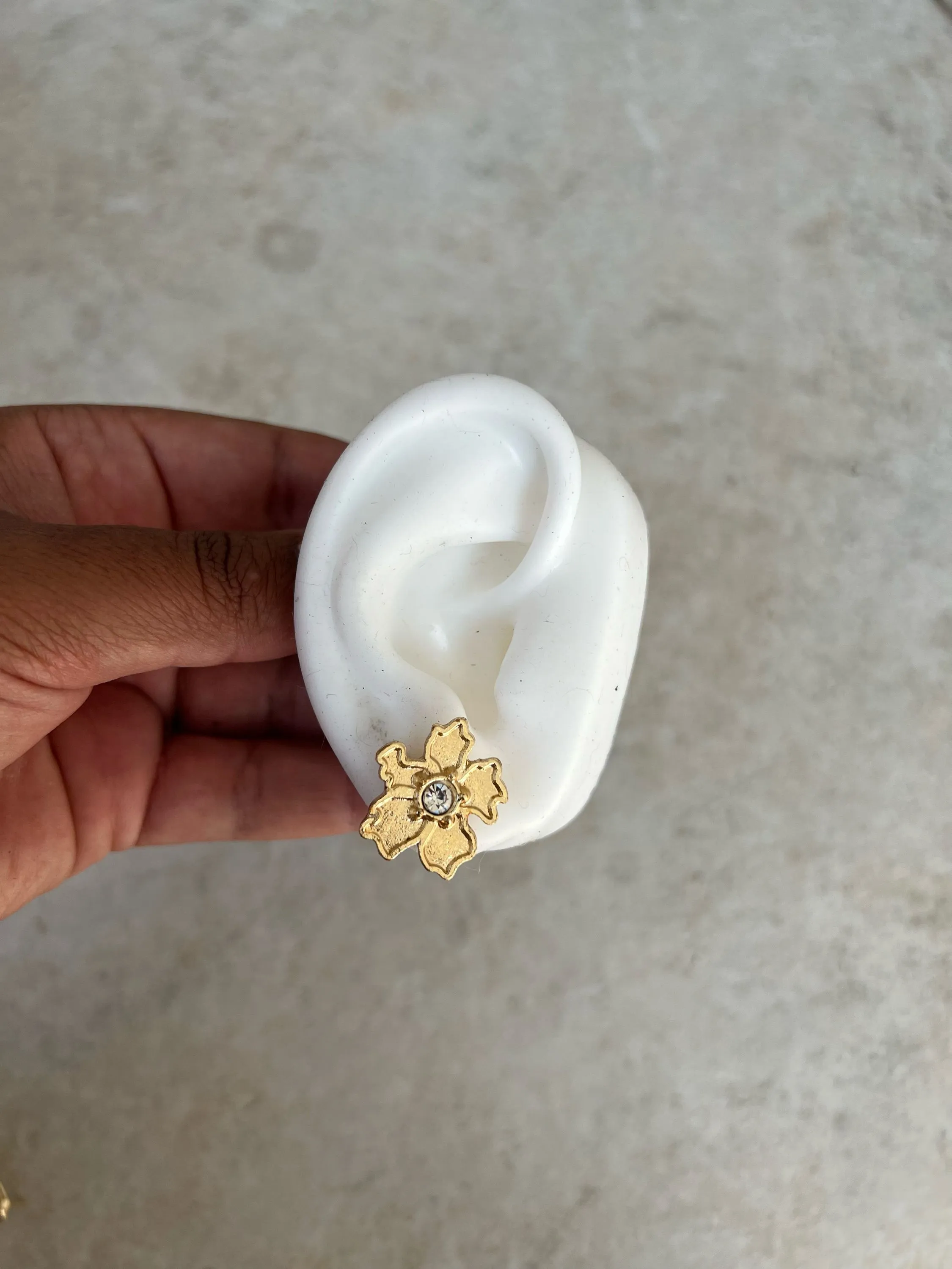 Brinco flor com strass
