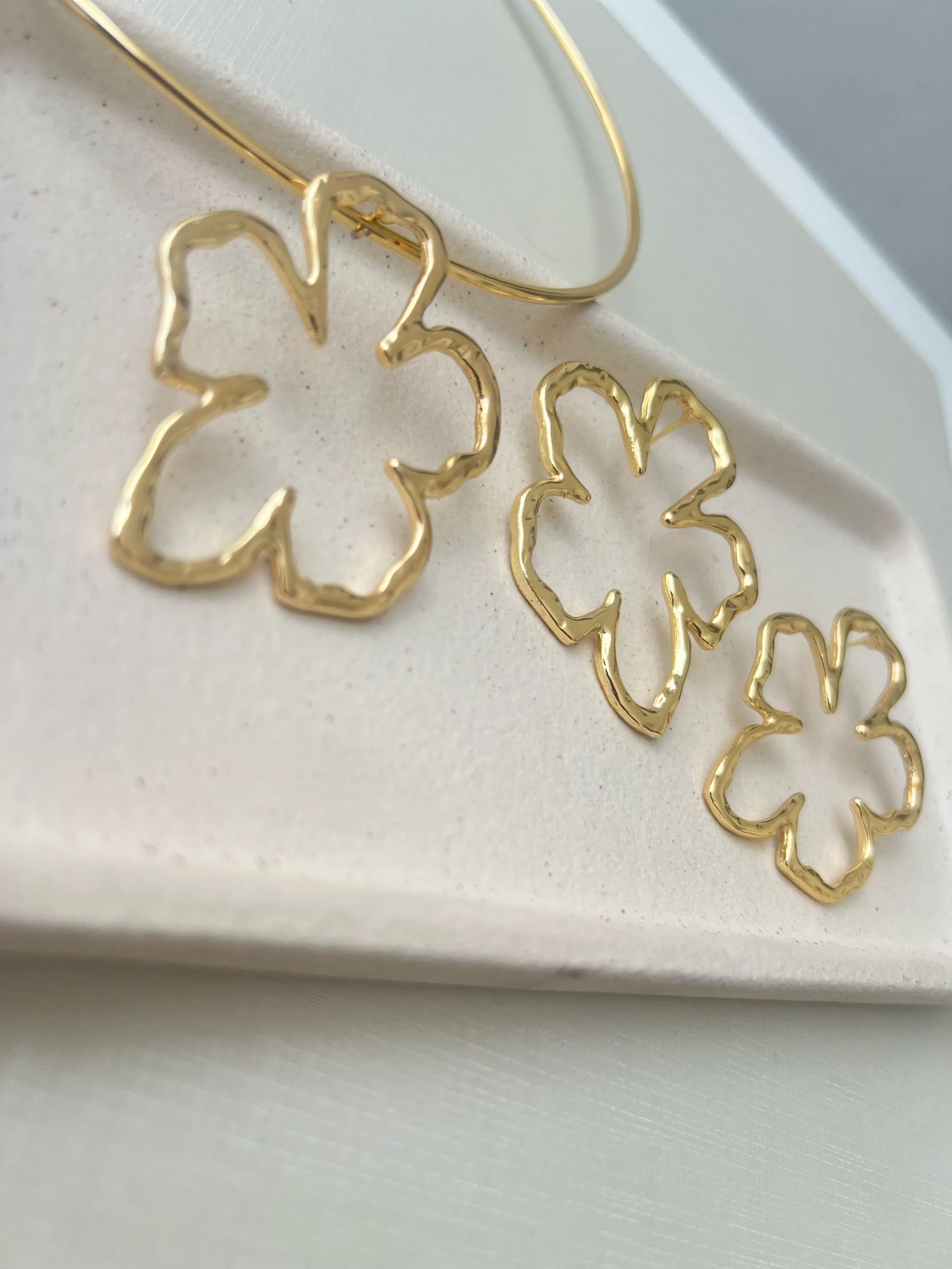 Conjunto choker e brinco modelo flor