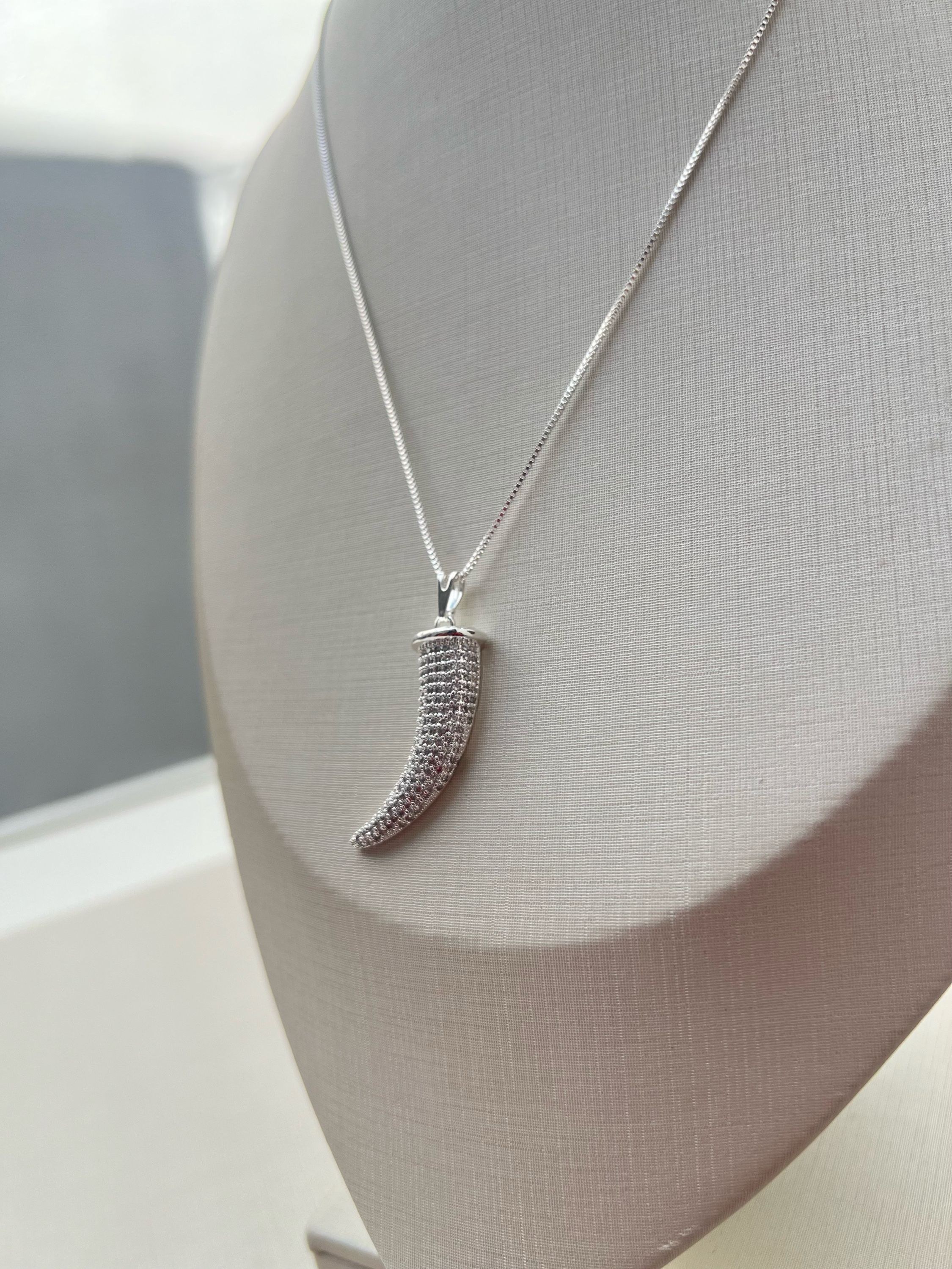 Colar dente de sabre