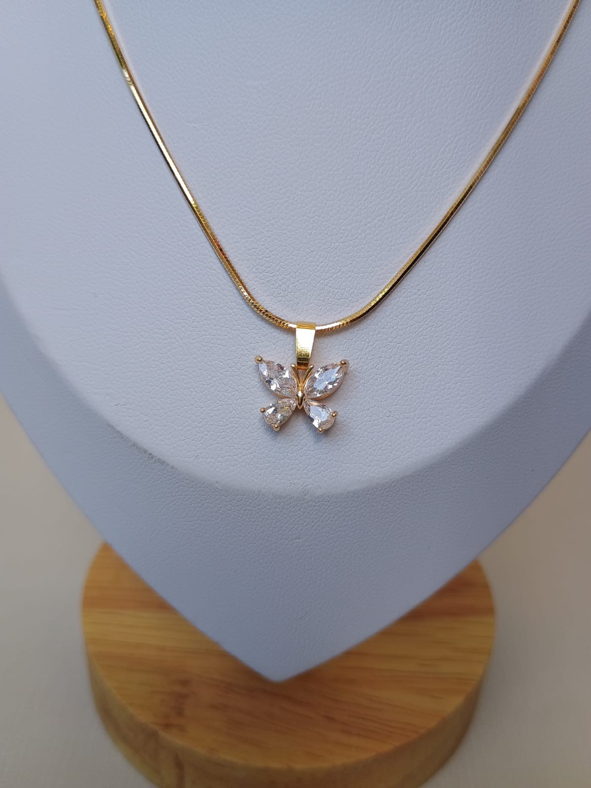 Colar com pingente de borboleta em cristais