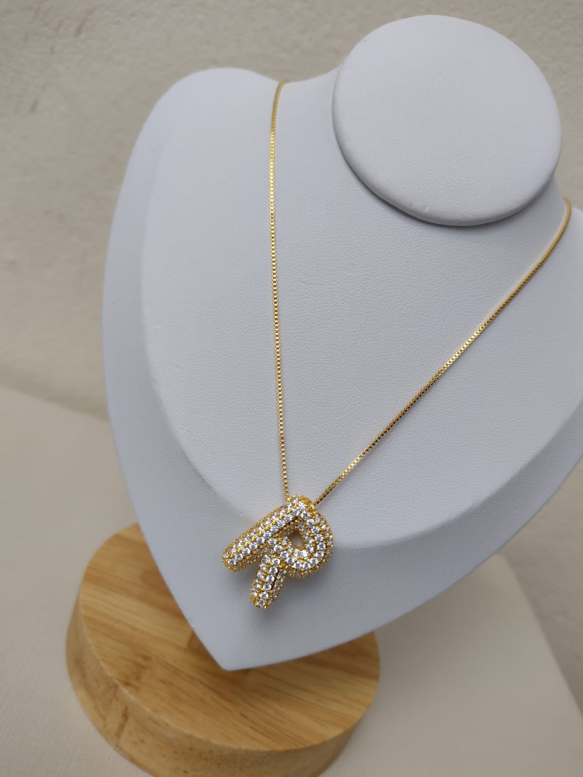 Colar com letra R cravejada com zircônias