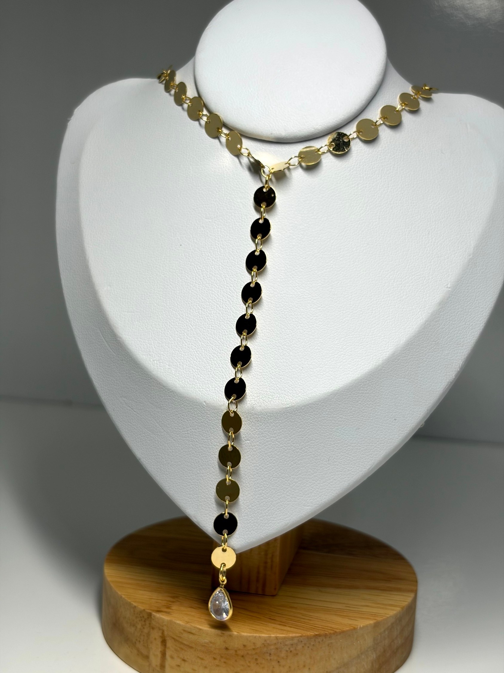 Colar estilo gravatinha com gota