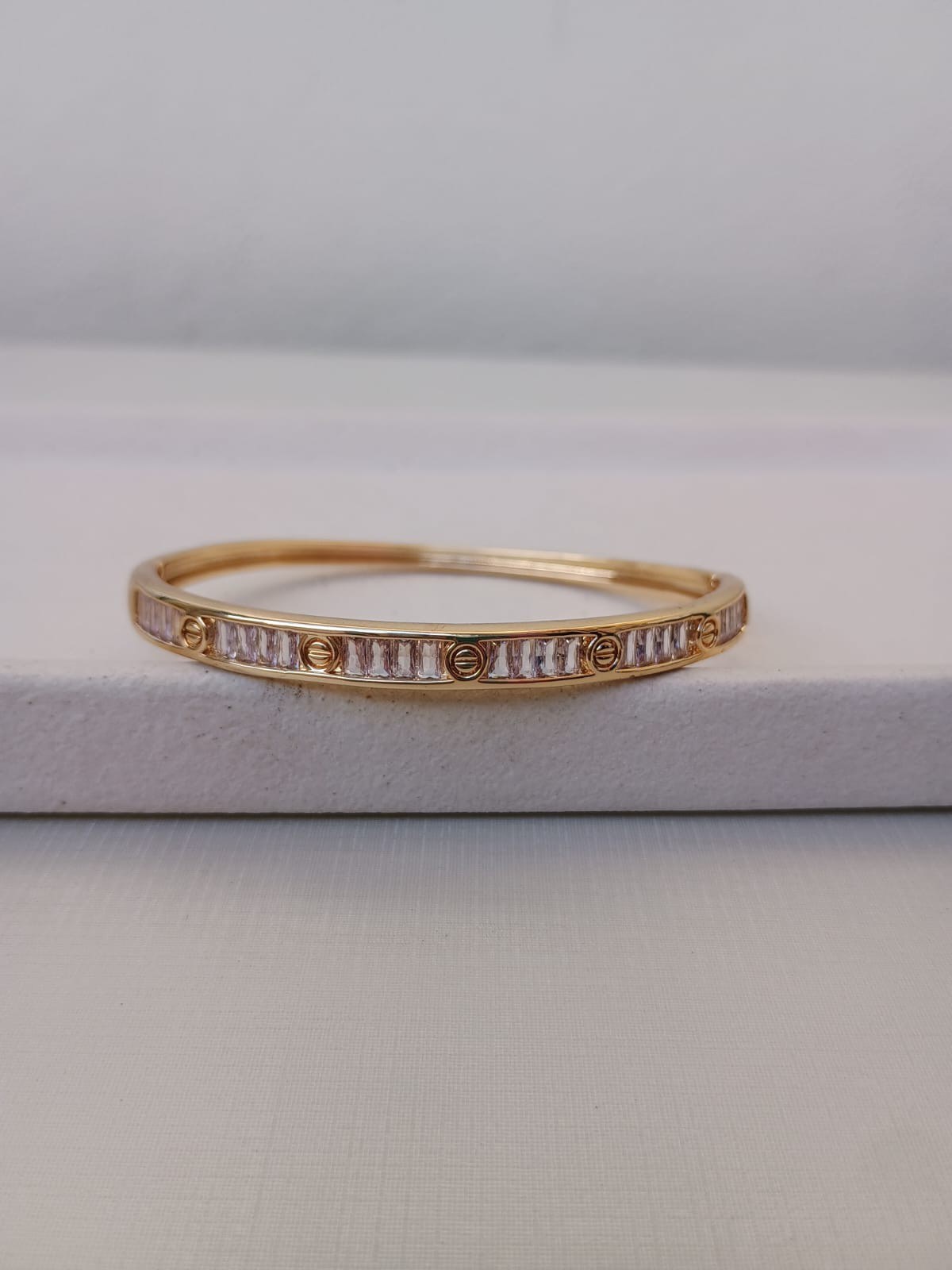 Bracelete fino com zircônias