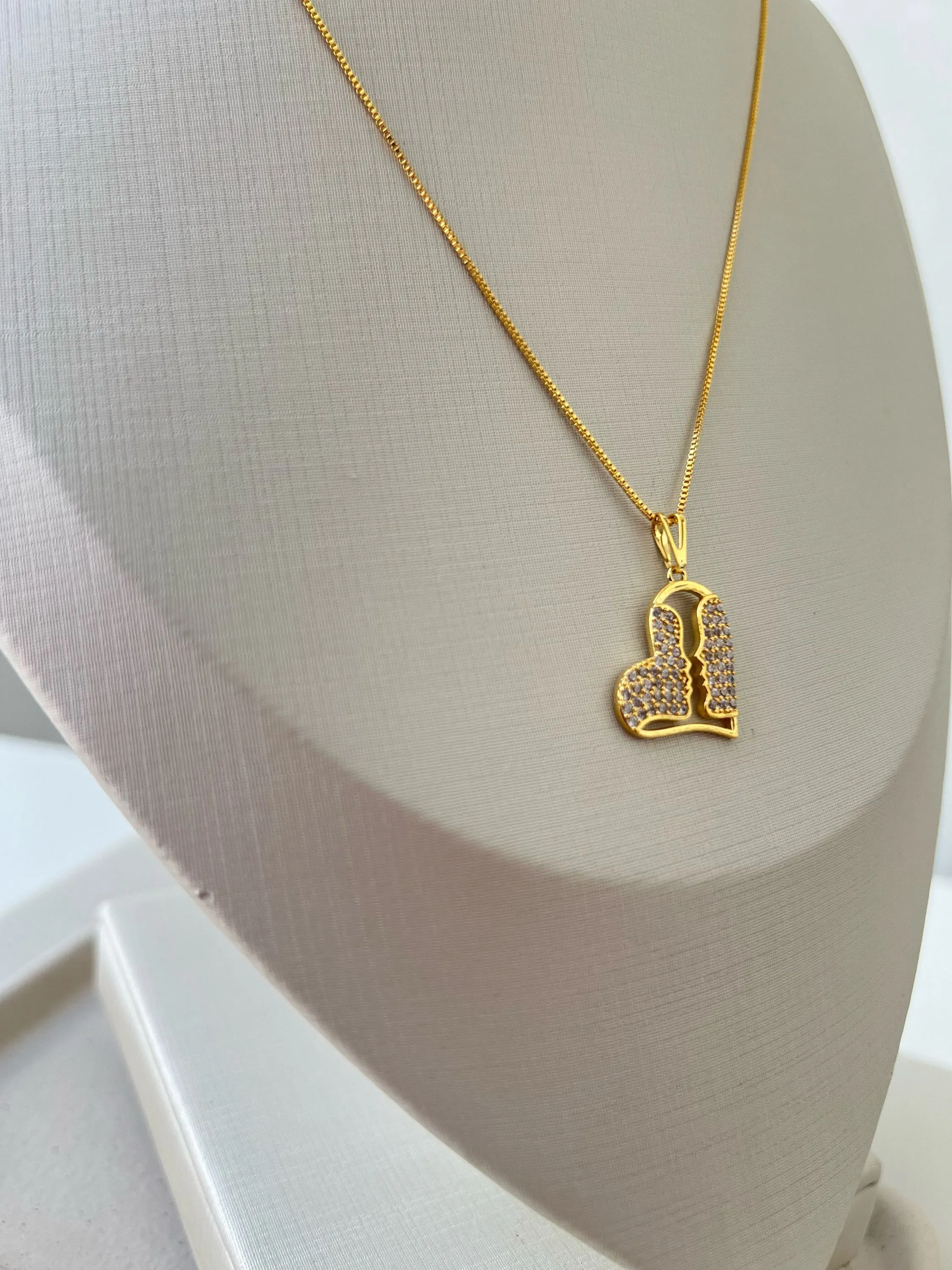 Colar pingente cravejado de strass