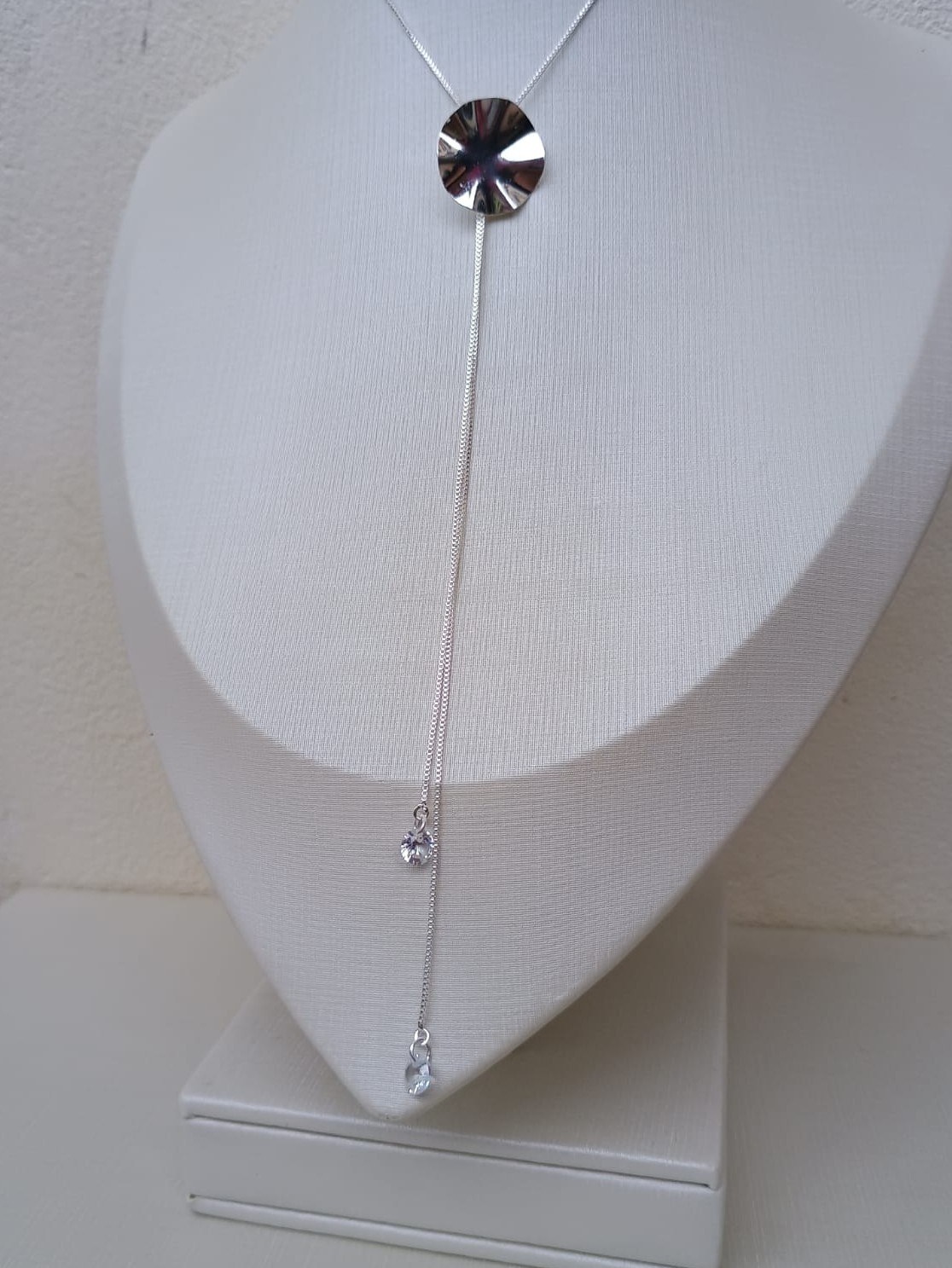 Colar gravatinha com círculo orgânico e ponto de luz