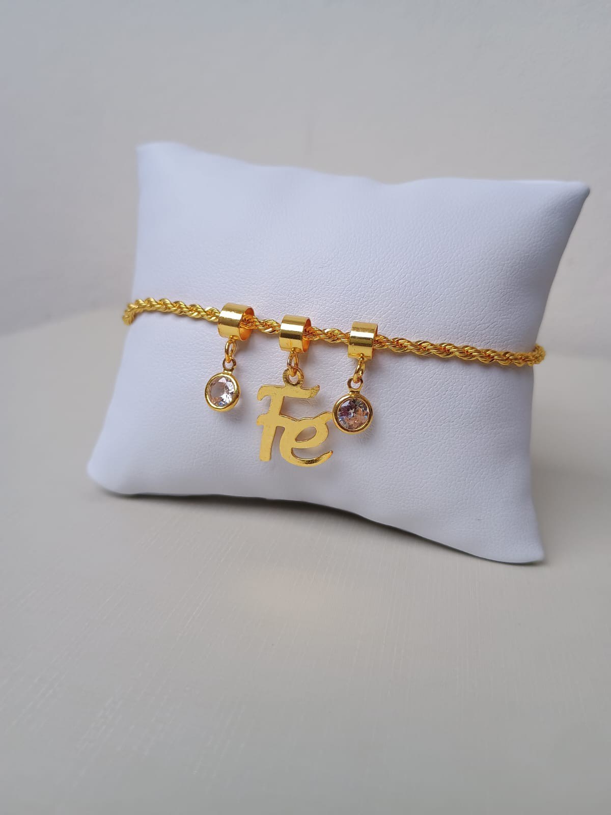 Pulseira com pingente de fé em ponto de luz