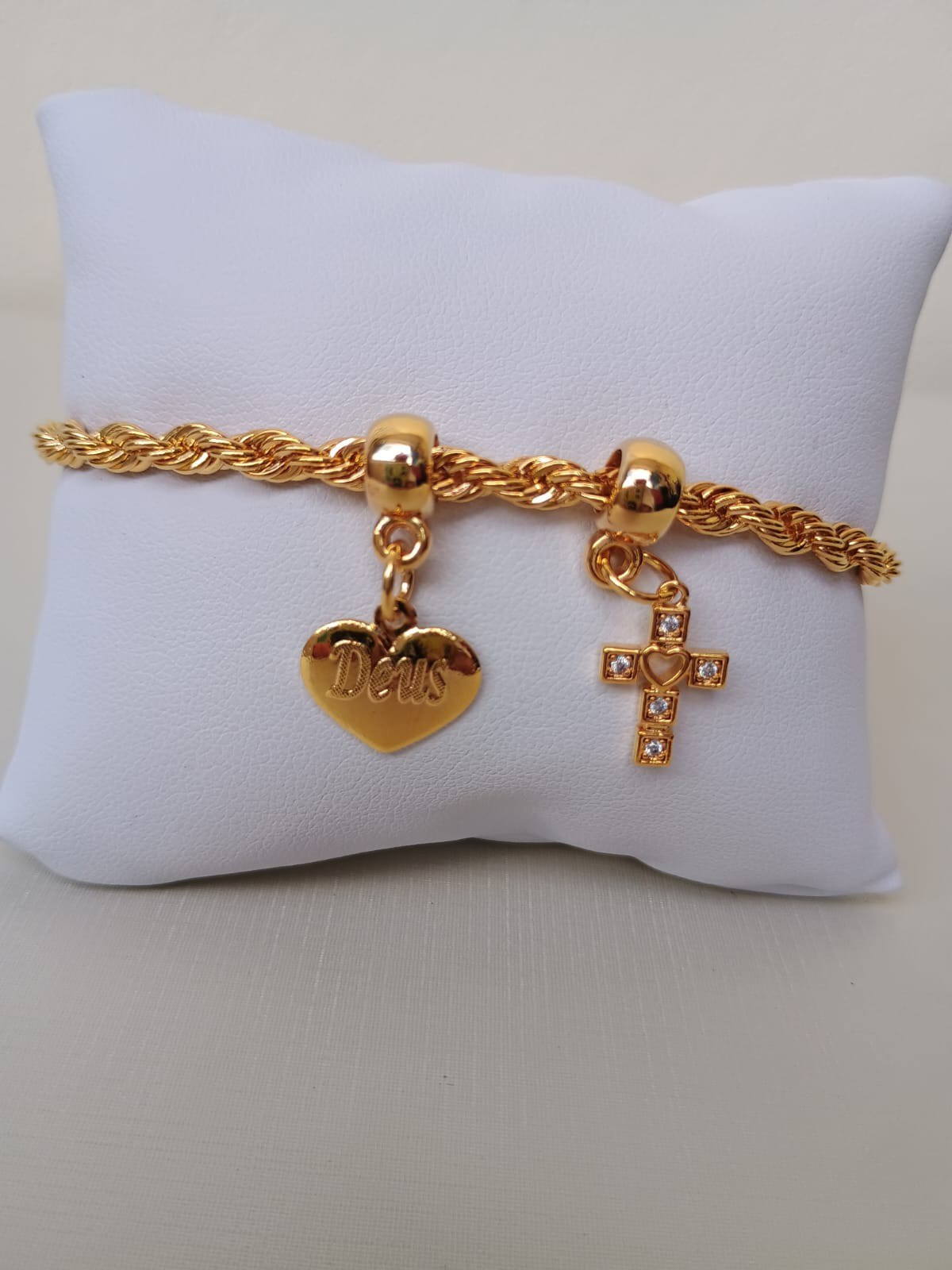 Pulseira com pingentes religiosos