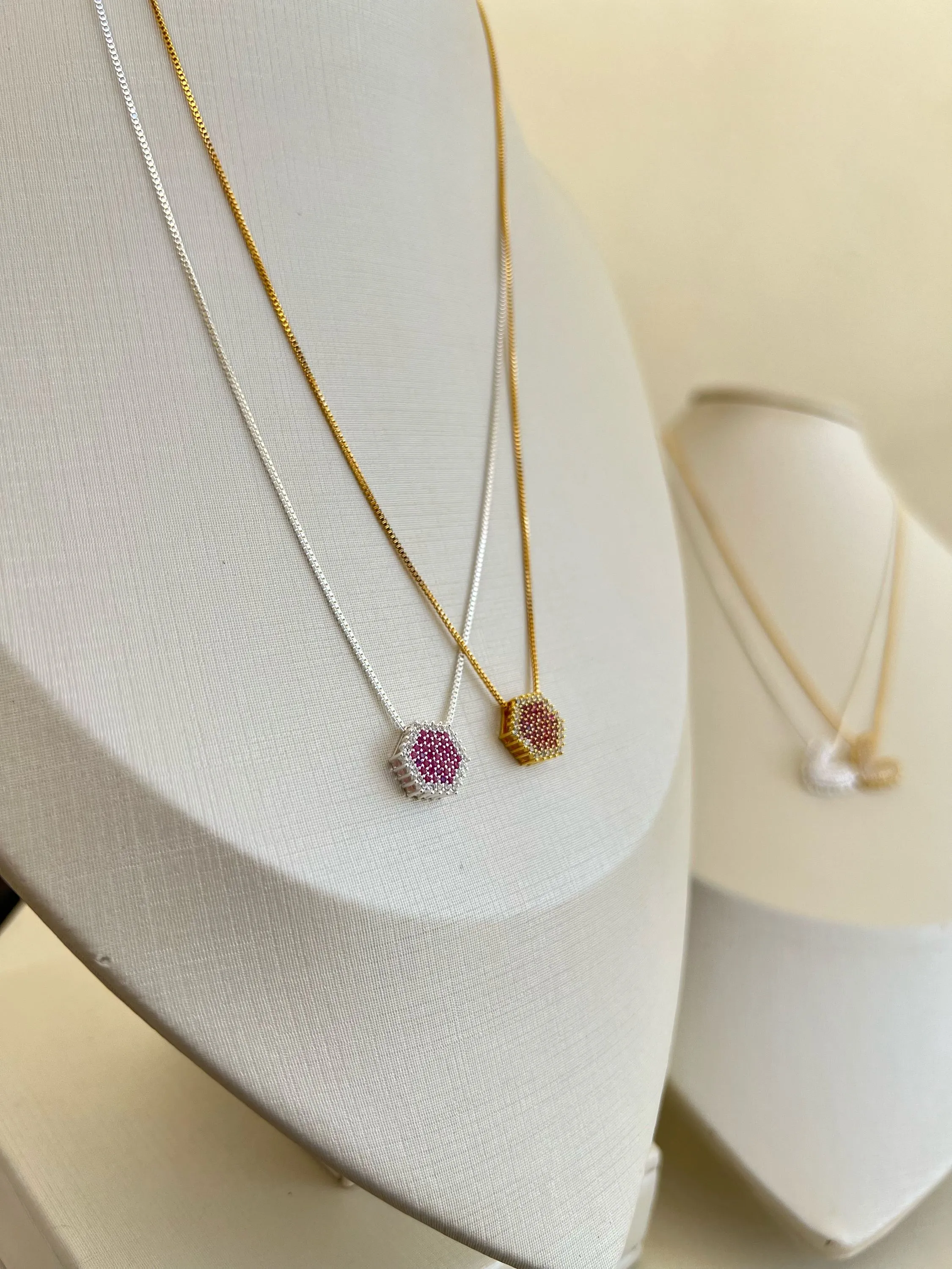 Colar pingente cravejado de strass