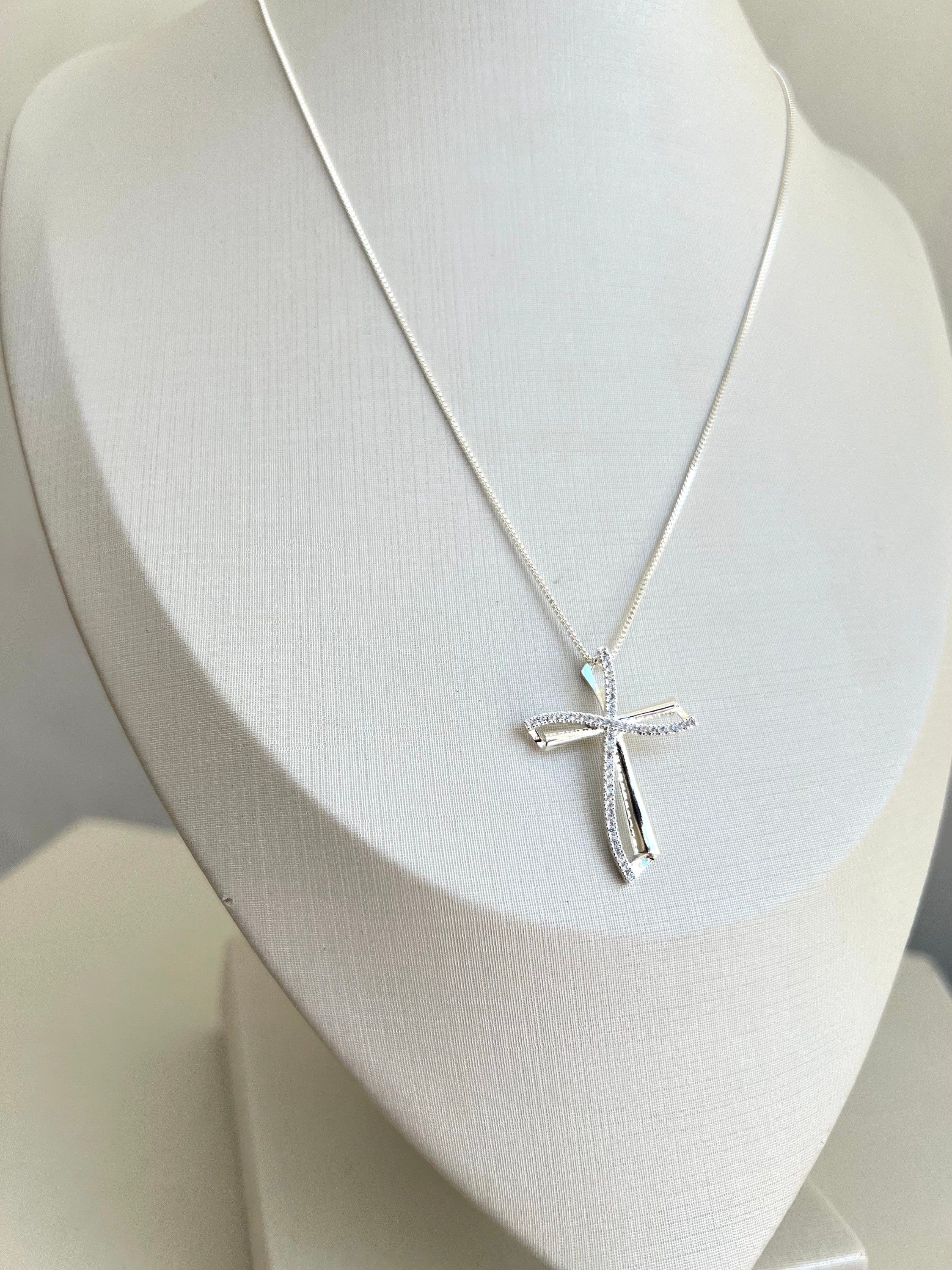 Colar com pingente de cruz com strass