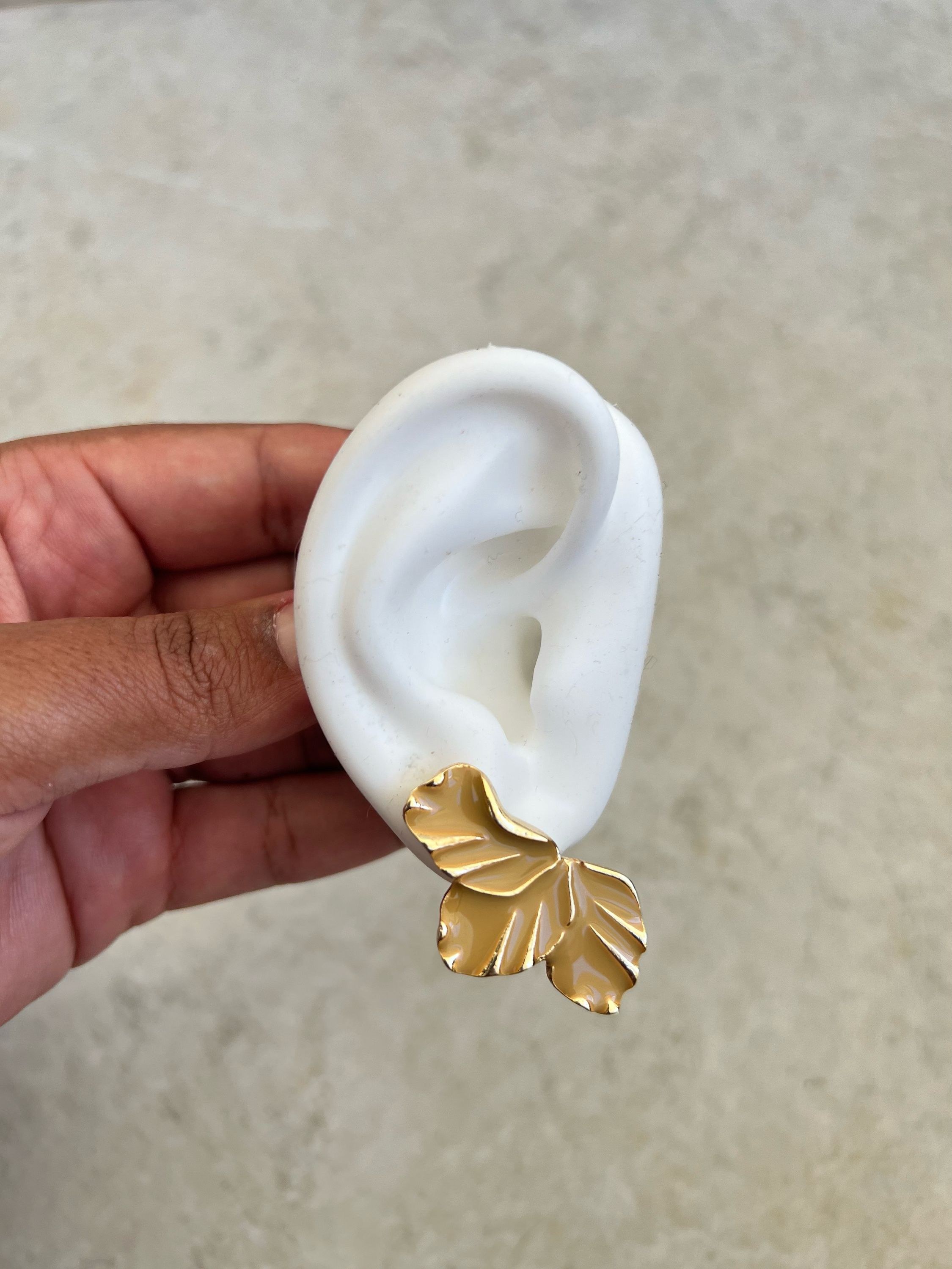 Brinco modelo pétala resinado