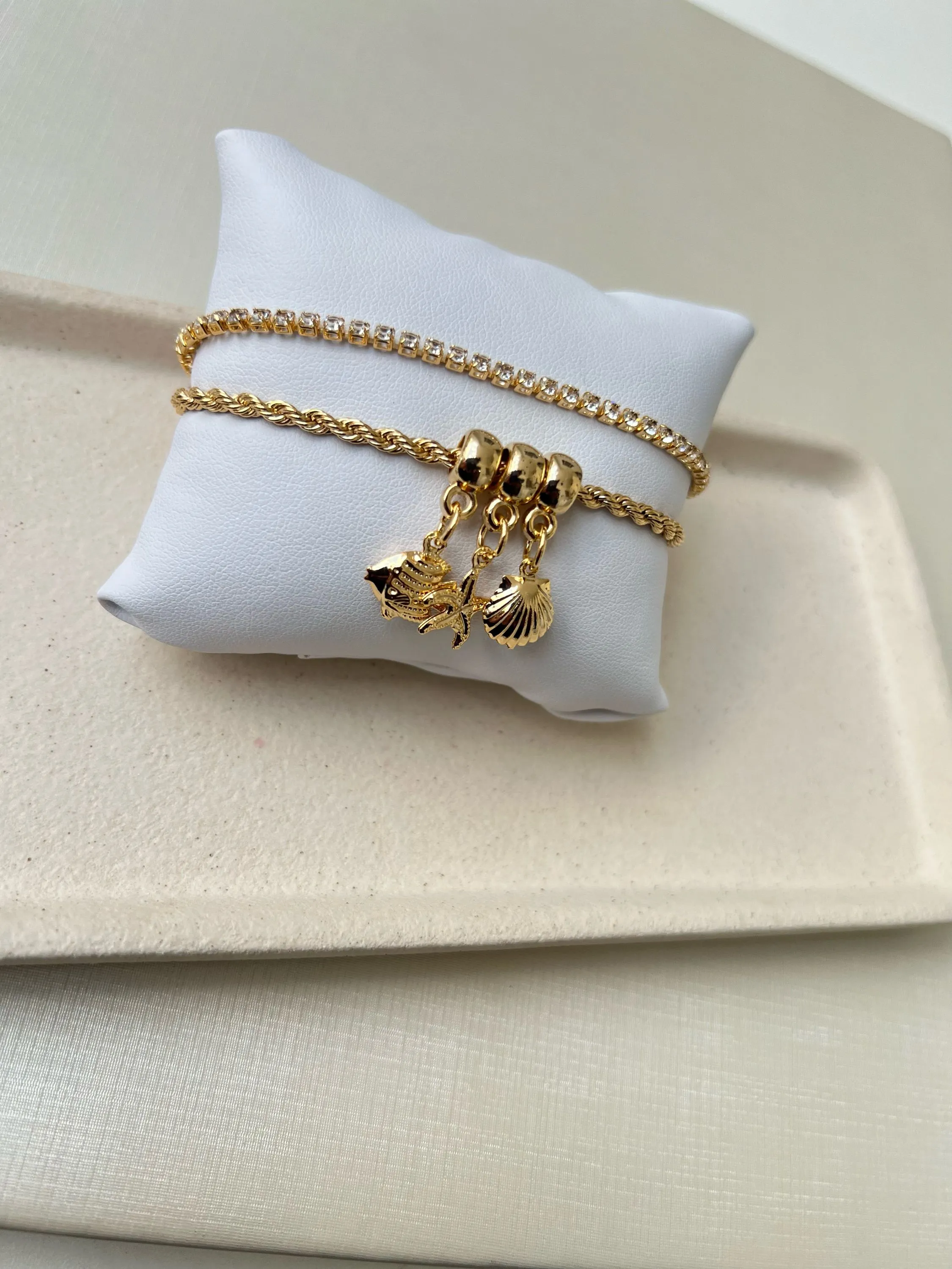 Pulseira corrente dupla com três pingentes